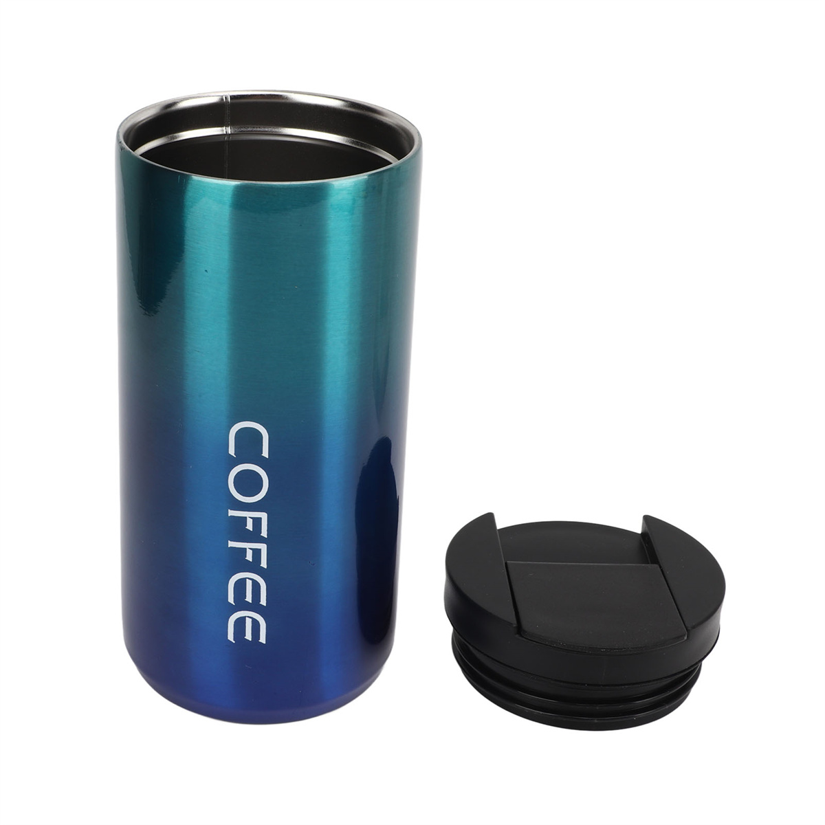 Ein Kaffeebecher mit blau-türkisfarbenem Farbverlauf und schwarzem Deckel, freigestellt auf weißem Hintergrund.