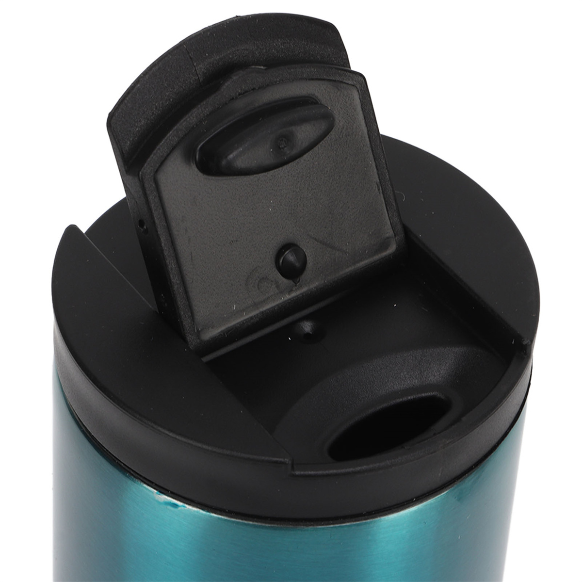 Ein tealfarbener isolierter Reisebecher mit einem schwarzen Klappdeckel.