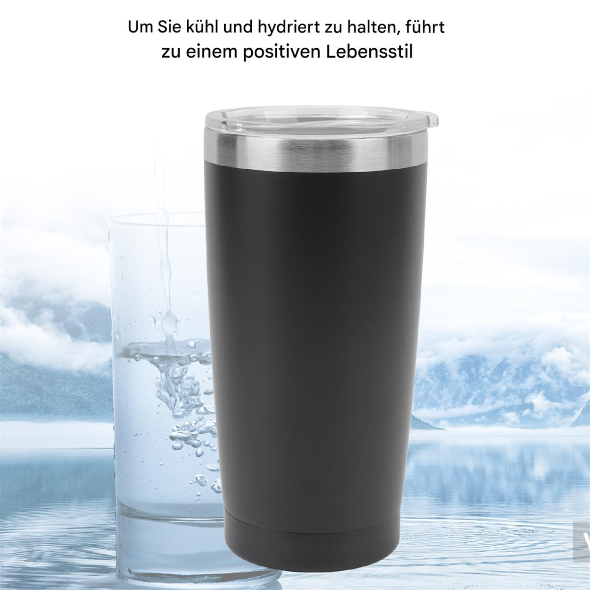 Ein schwarzer Becher mit silbernem Rand und Deckel, neben einem Glas Wasser. Hintergrund: Berge.