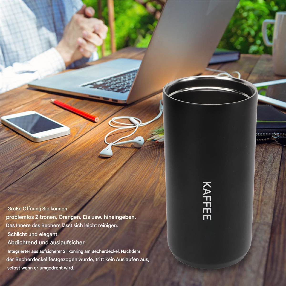 Ein schwarzer Kaffeebecher mit weißem Aufdruck 'KAFFEE'. Im Hintergrund Laptop und Holztisch.