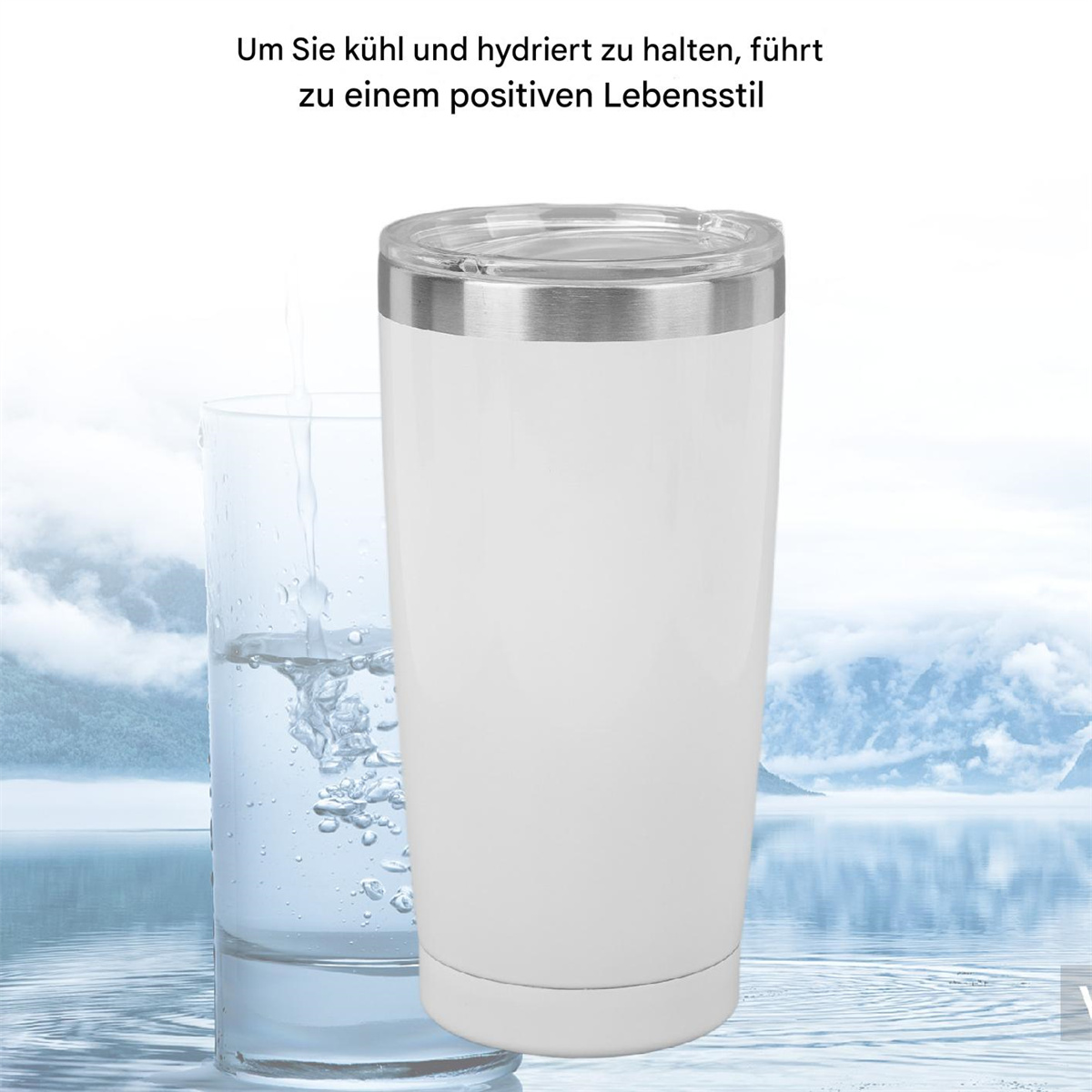 Weißer Becher mit Wasser, das aus einem Glas gegossen wird, Text auf Deutsch über kühl und hydriert bleiben.