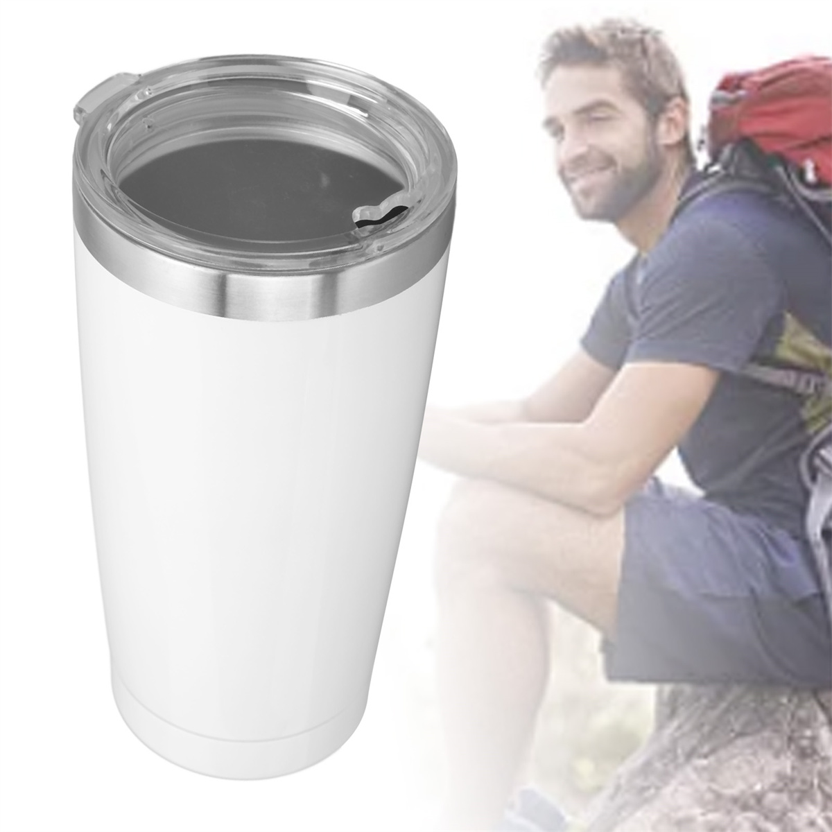 Mann mit Rucksack in der Nähe einer weißen Tasse.