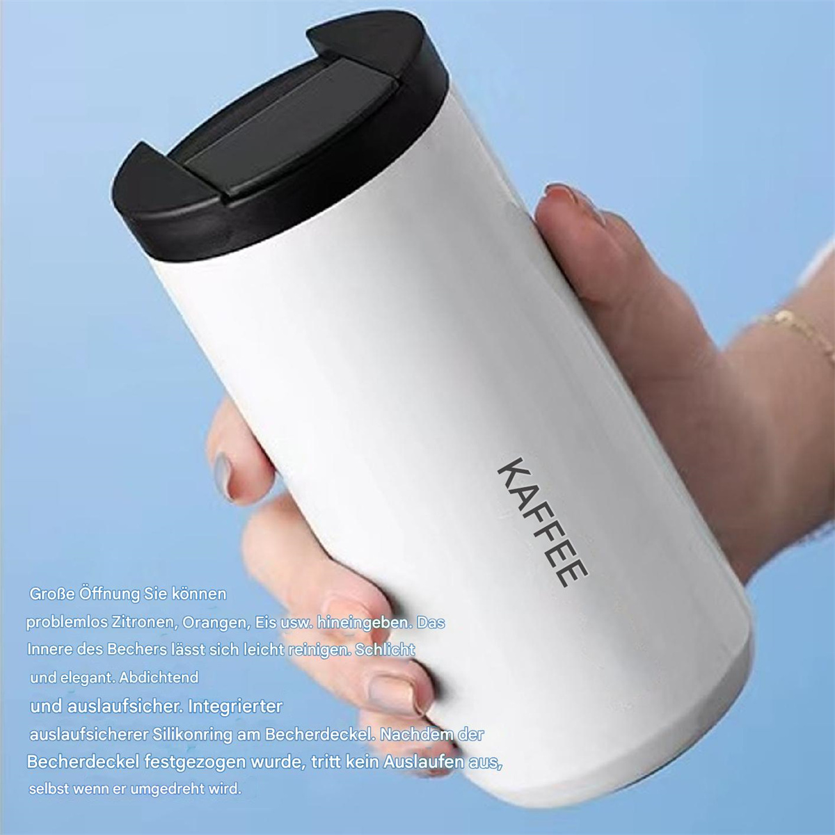 Ein weißer Reisebecher mit dem Aufdruck 'KAFFEE'.
