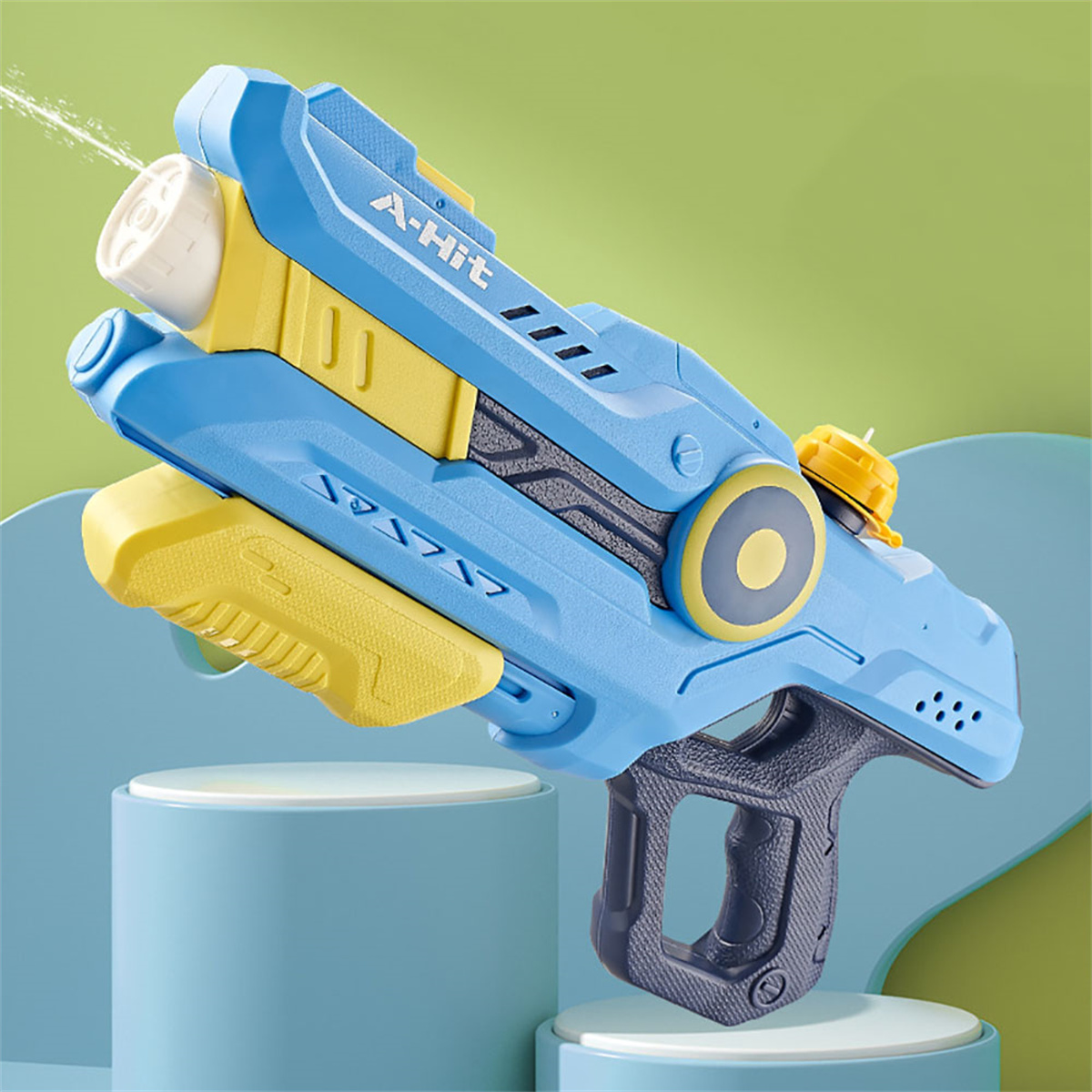 Eine blau-gelbe Wasserpistole mit Wasserstrahl auf einem Podest.