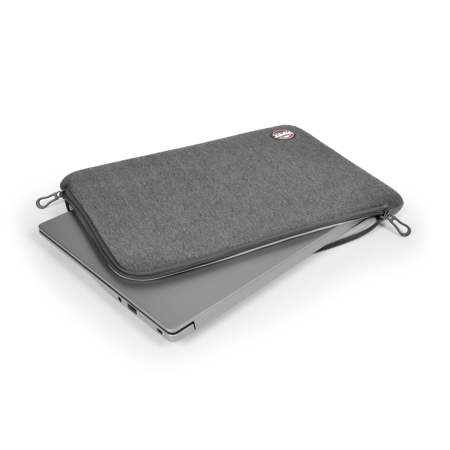 Custodia grigia per laptop con laptop all'interno. Chiusa con cerniera.