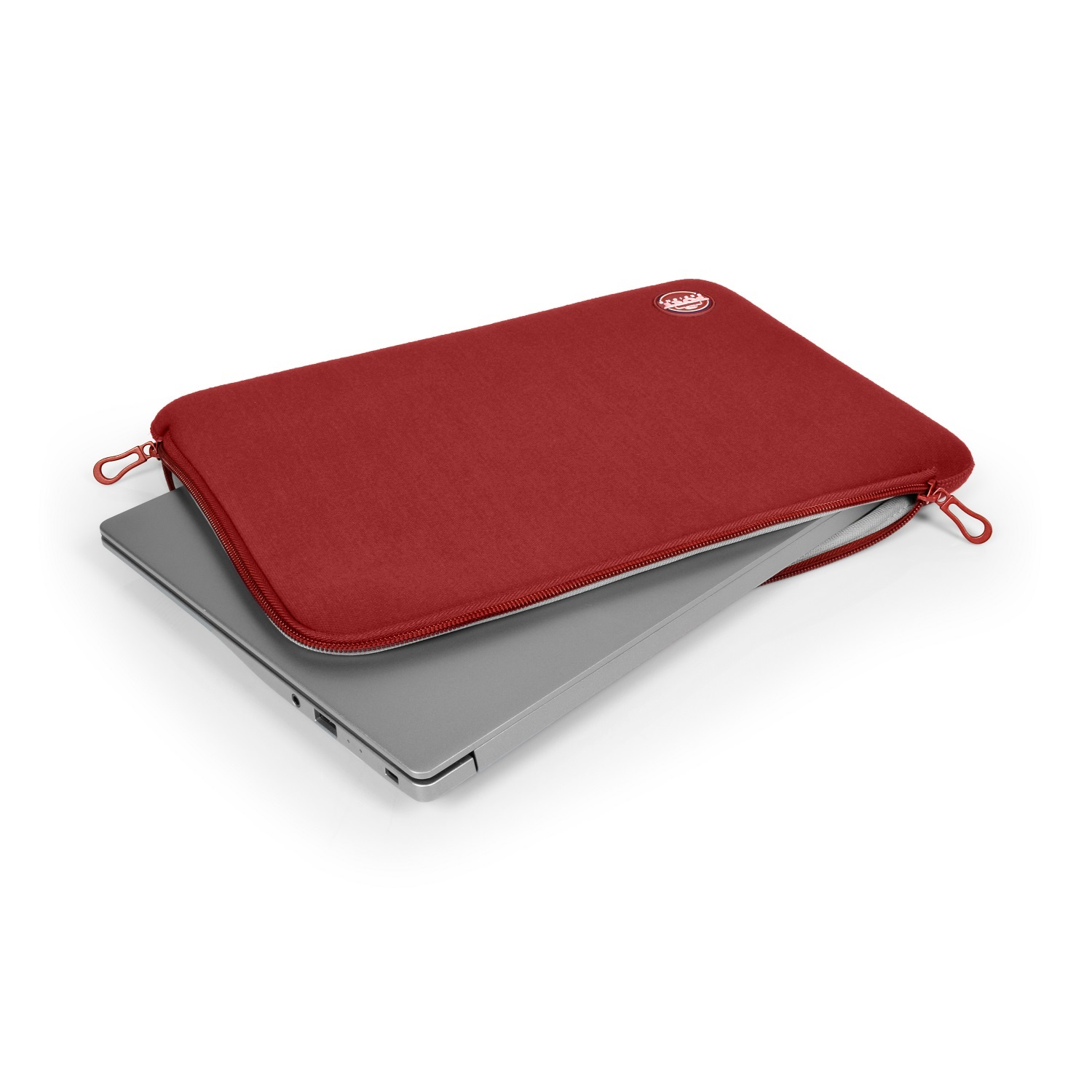 Funda roja para portátil con un portátil plateado dentro, sobre fondo blanco.
