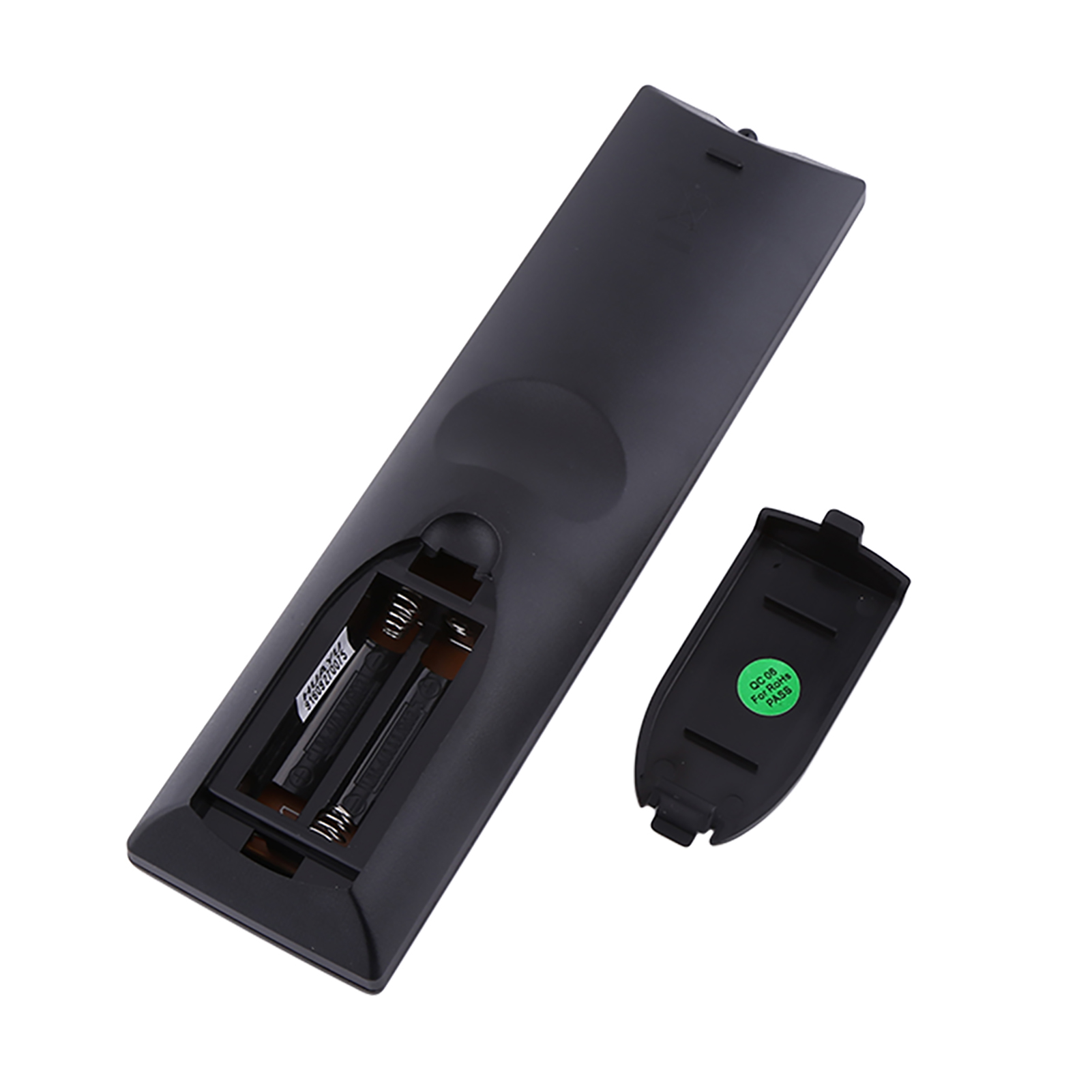 Eine Fernbedienung mit offenem Batteriefach und Batterien. Die Batterieabdeckung ist grün mit weißem Text.