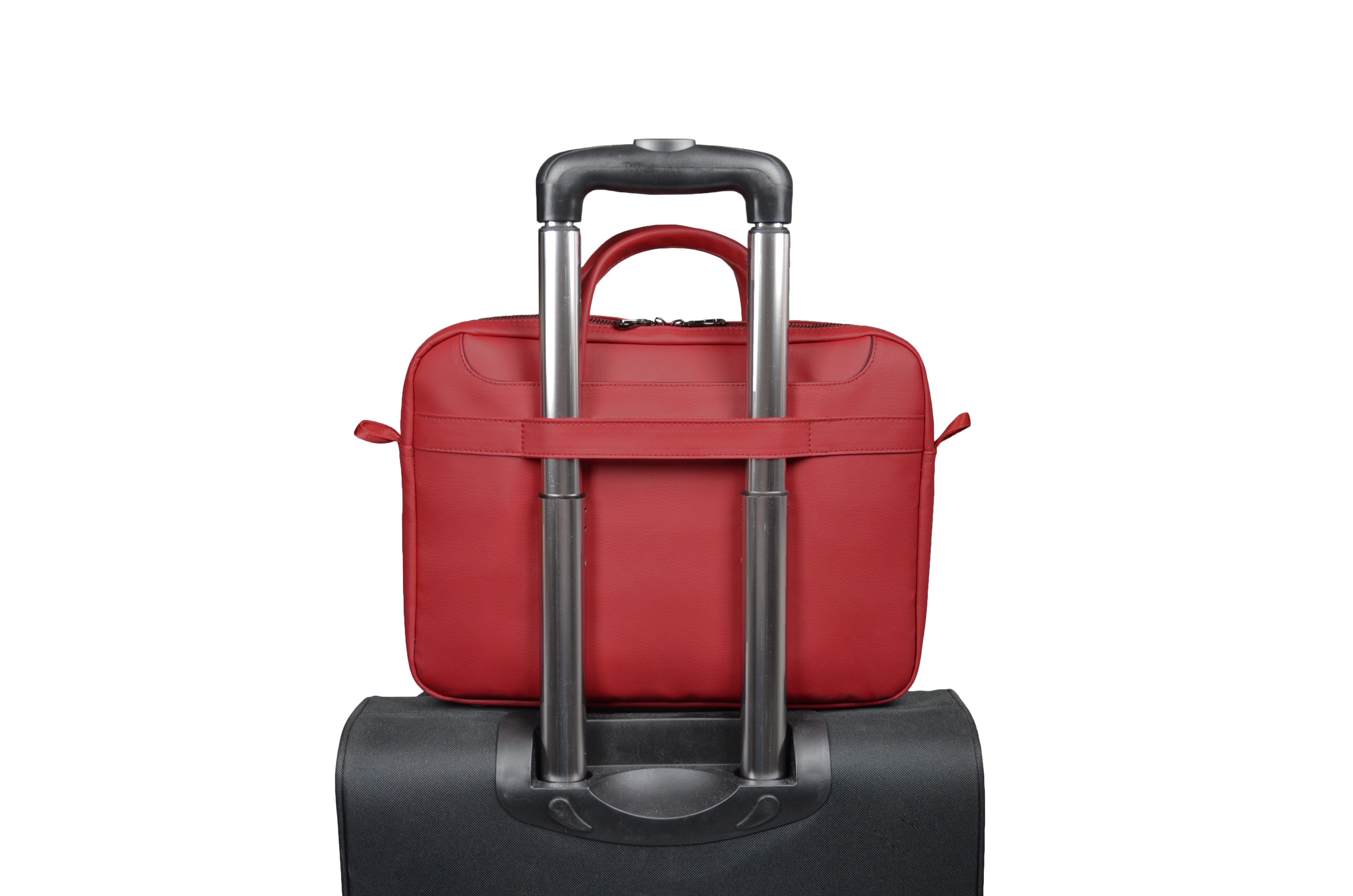 Borsa da viaggio rossa sopra una valigia nera con manico argentato.