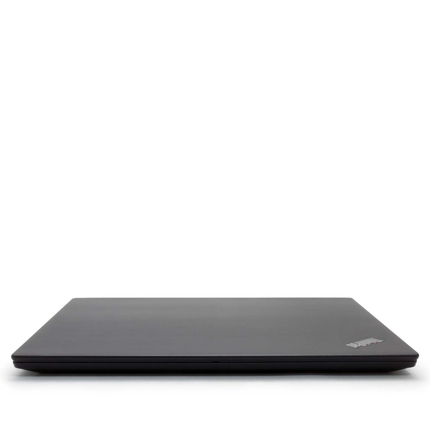 Schwarzer Laptop auf weißer Oberfläche, geschlossen, mit Thinkpad-Logo.