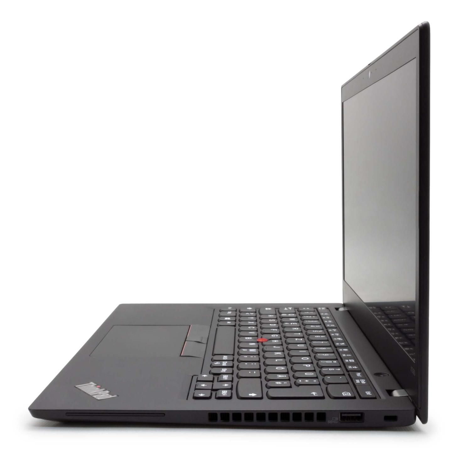Ein schwarzes Lenovo ThinkPad Laptop wird im Profil gezeigt und zeigt Tastatur und Bildschirm auf weißem Hintergrund.