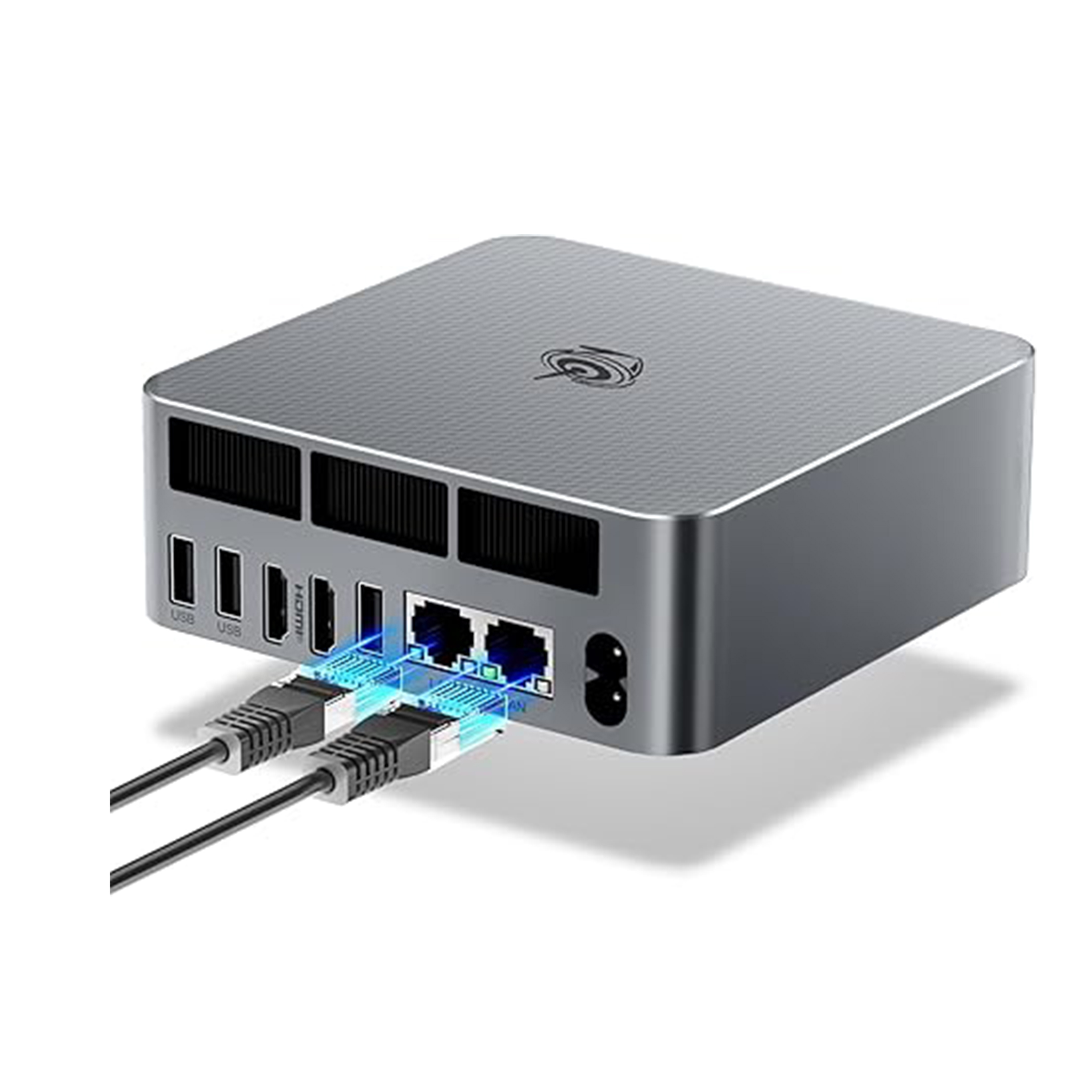 Srebrny koncentrator komputerowy z portami i podłączonymi kablami na białym tle.