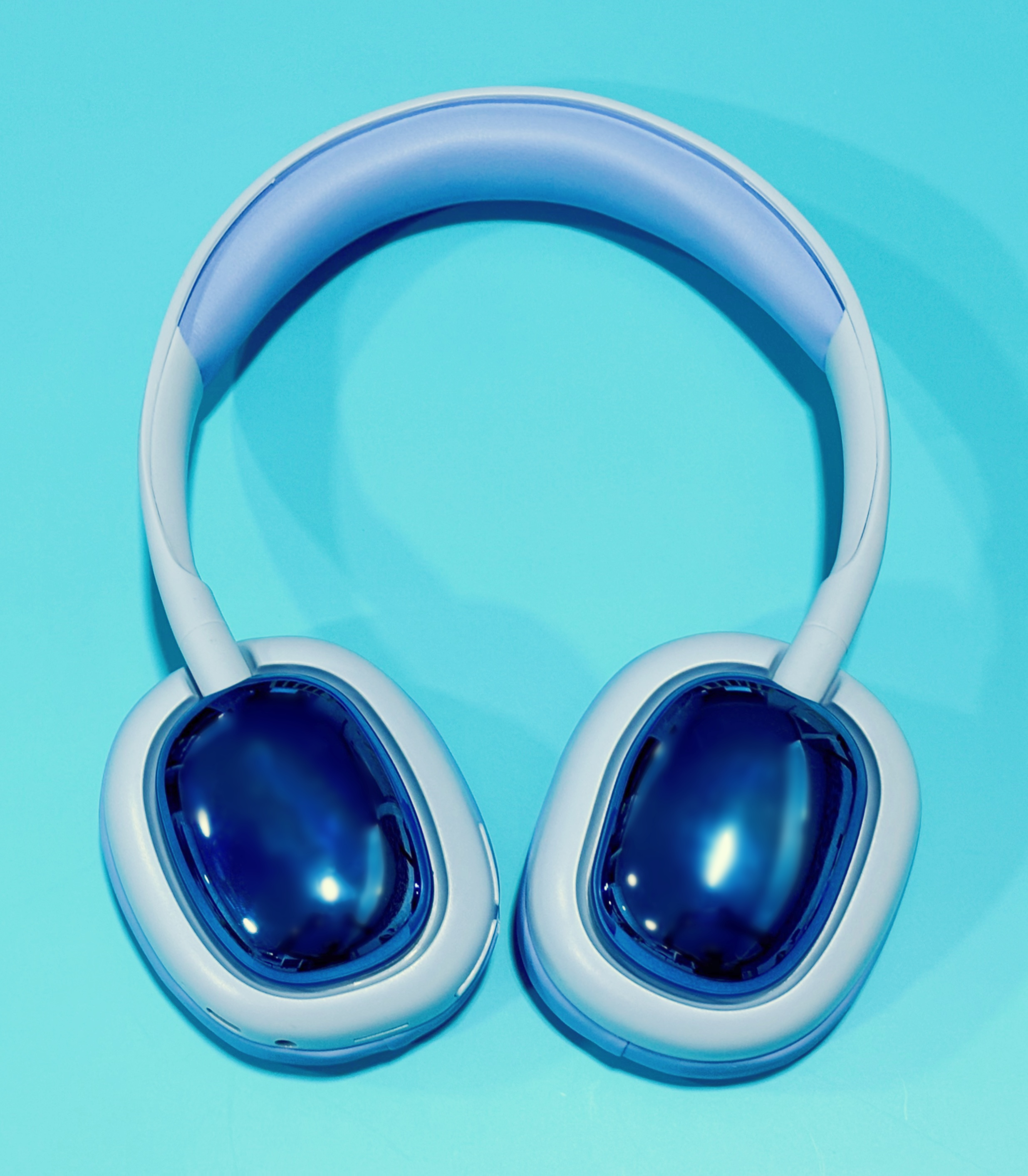 Auriculares azules y blancos sobre fondo azul.