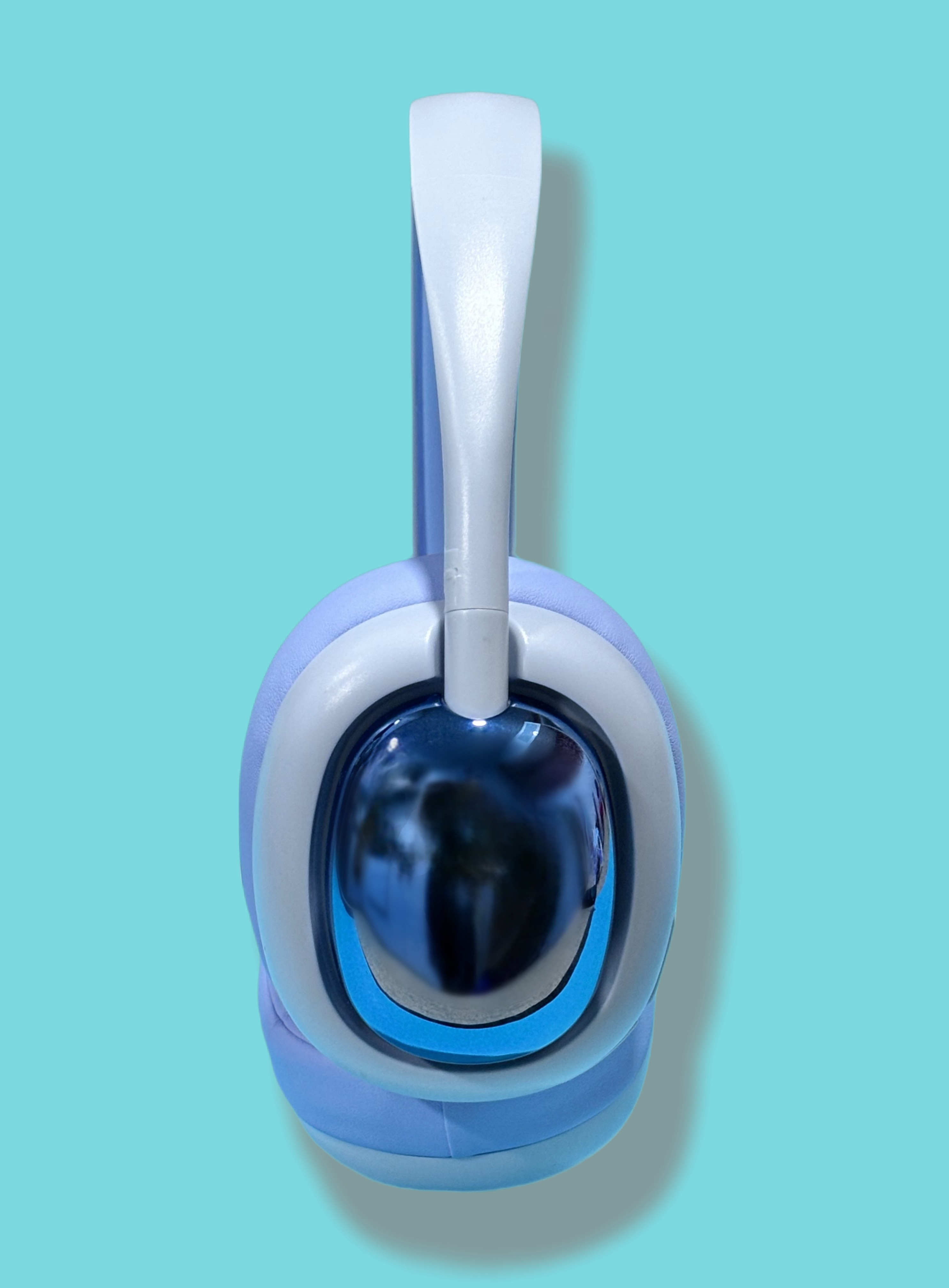 Auriculares azules con diadema blanca, detalles plateados y fondo azul.