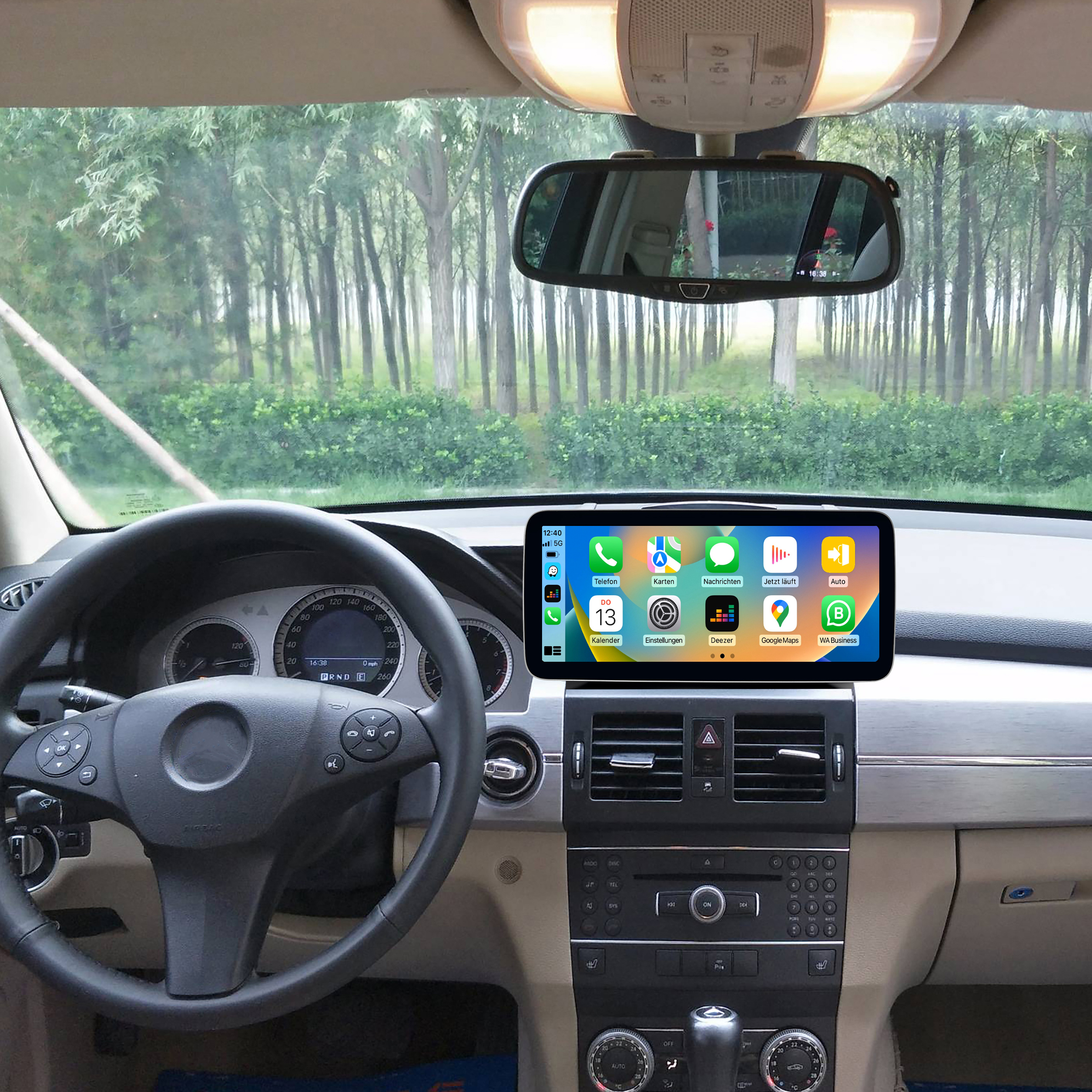 Autointerieur mit einem montierten Bildschirm, der eine Navigationsschnittstelle anzeigt.