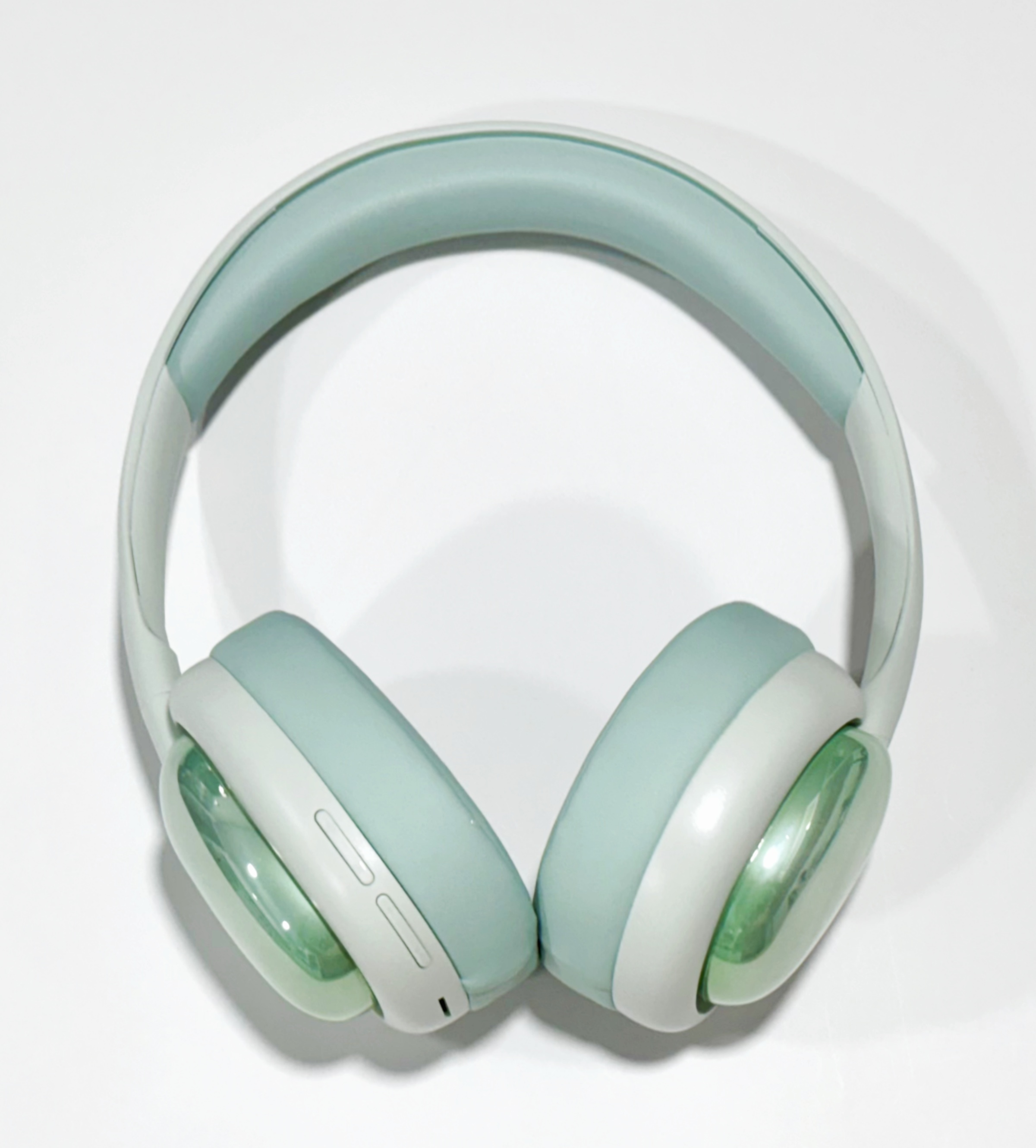 Auriculares, azul claro y blanco, sobre una superficie blanca.