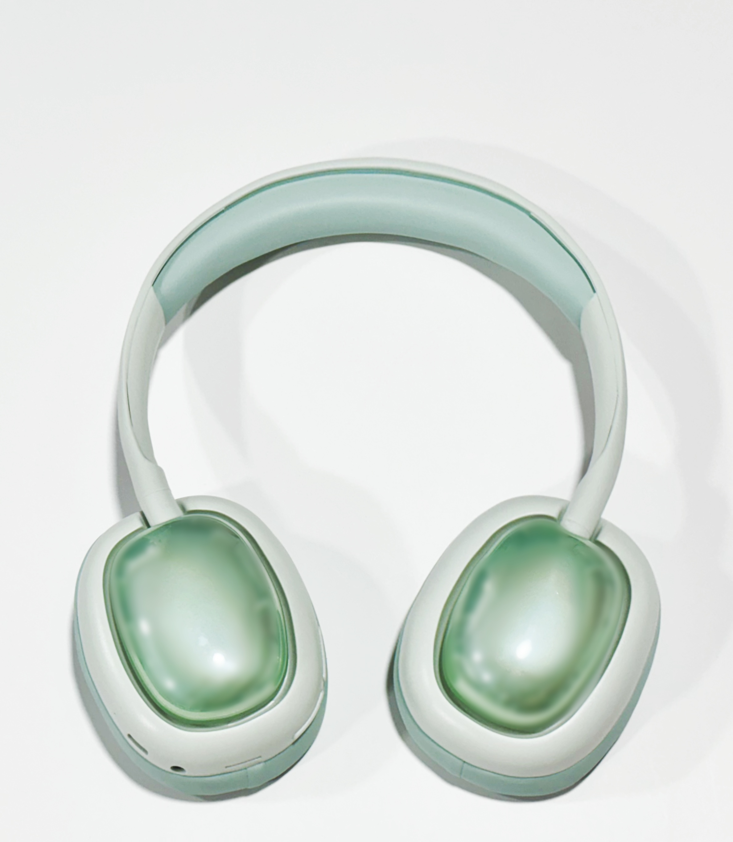 Toma cenital de auriculares verdes con diadema y auriculares grises claros.