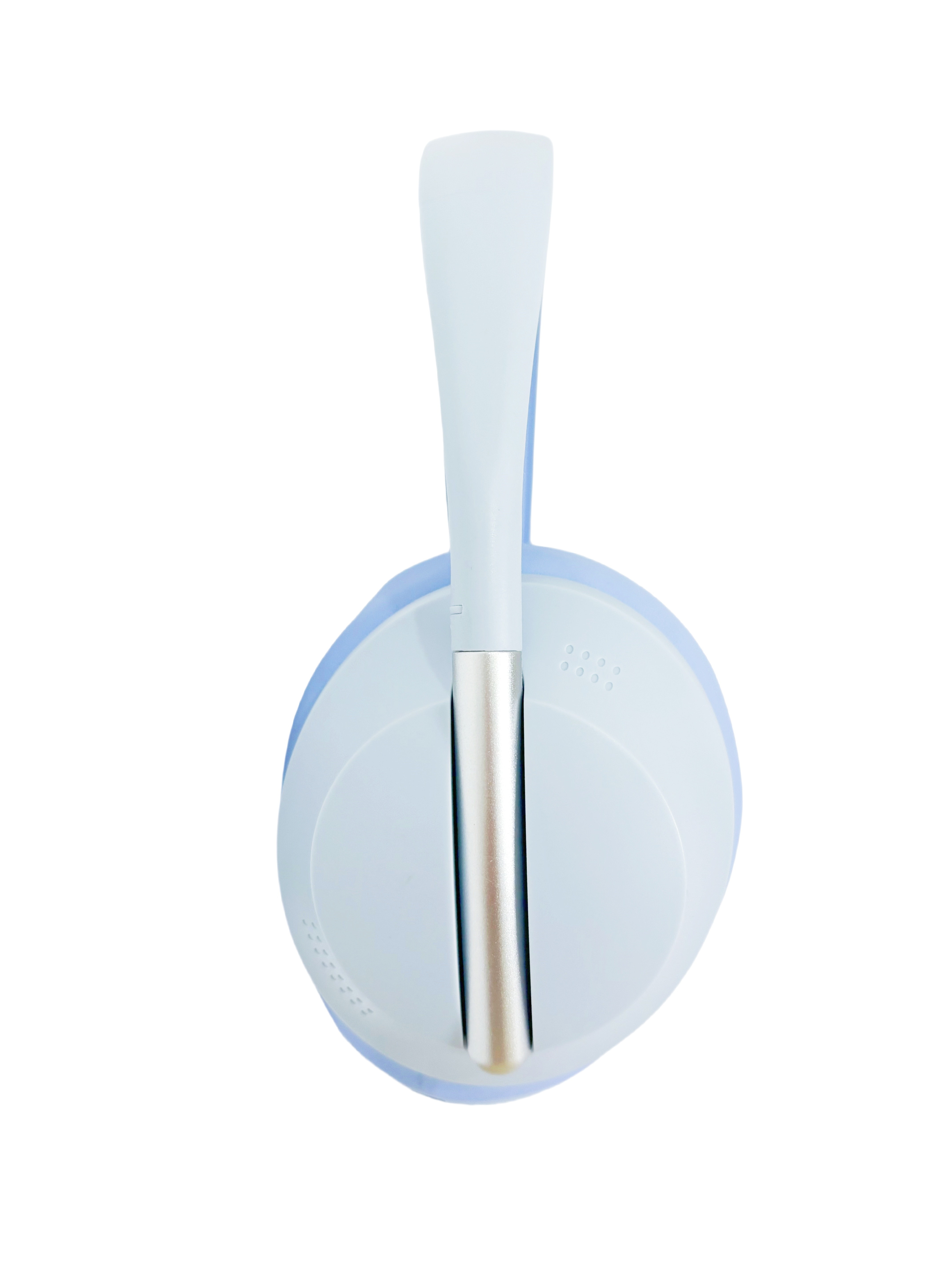 Auriculares azules y gris claro, plegados, con banda plateada sobre fondo blanco.