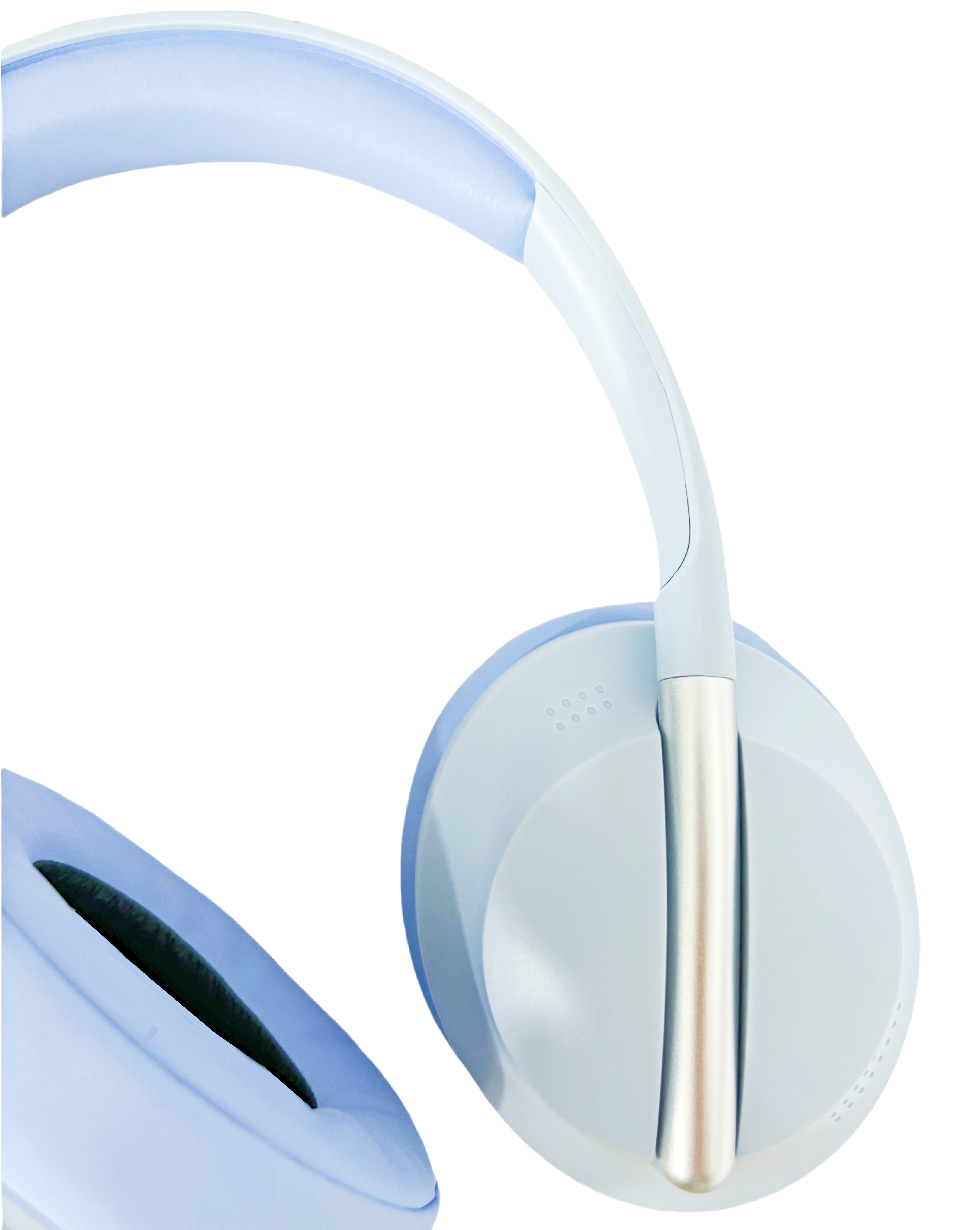Auriculares azul claro. Acentos plateados. Fondo blanco.