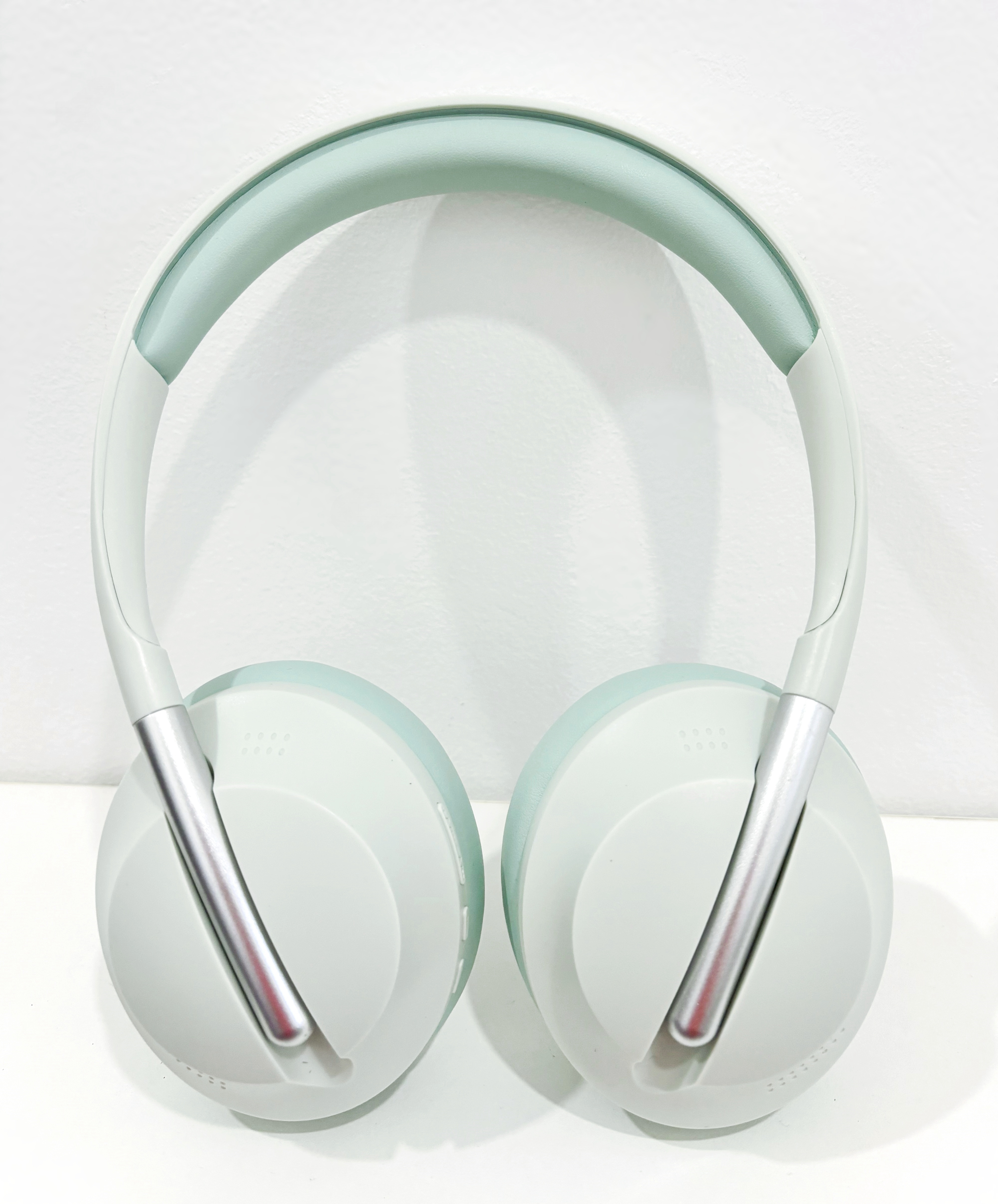 Auriculares, almohadillas y diadema verde menta con detalles plateados.