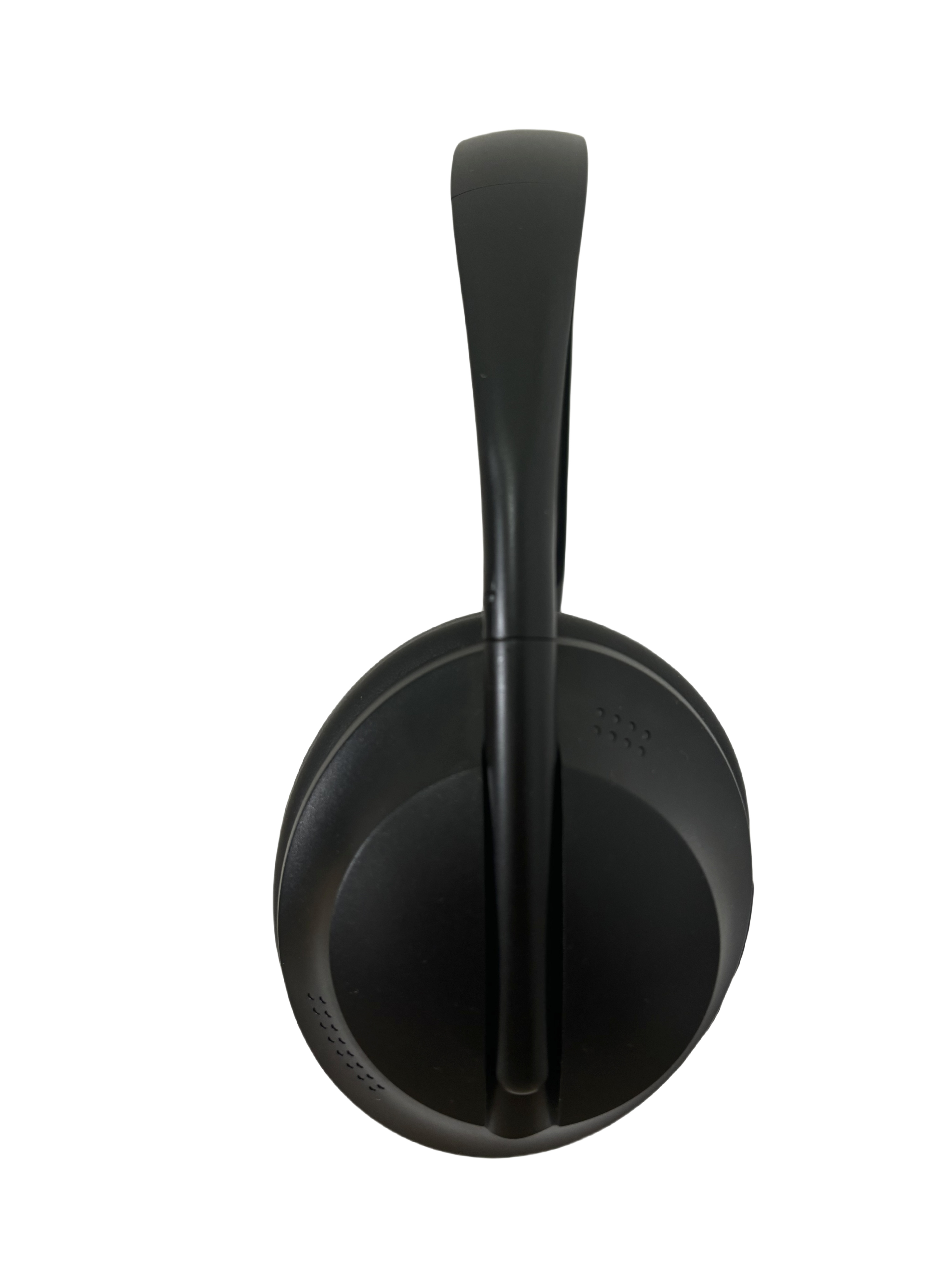 Auriculares negros, vistos desde la parte posterior, con una diadema curva y dos auriculares.
