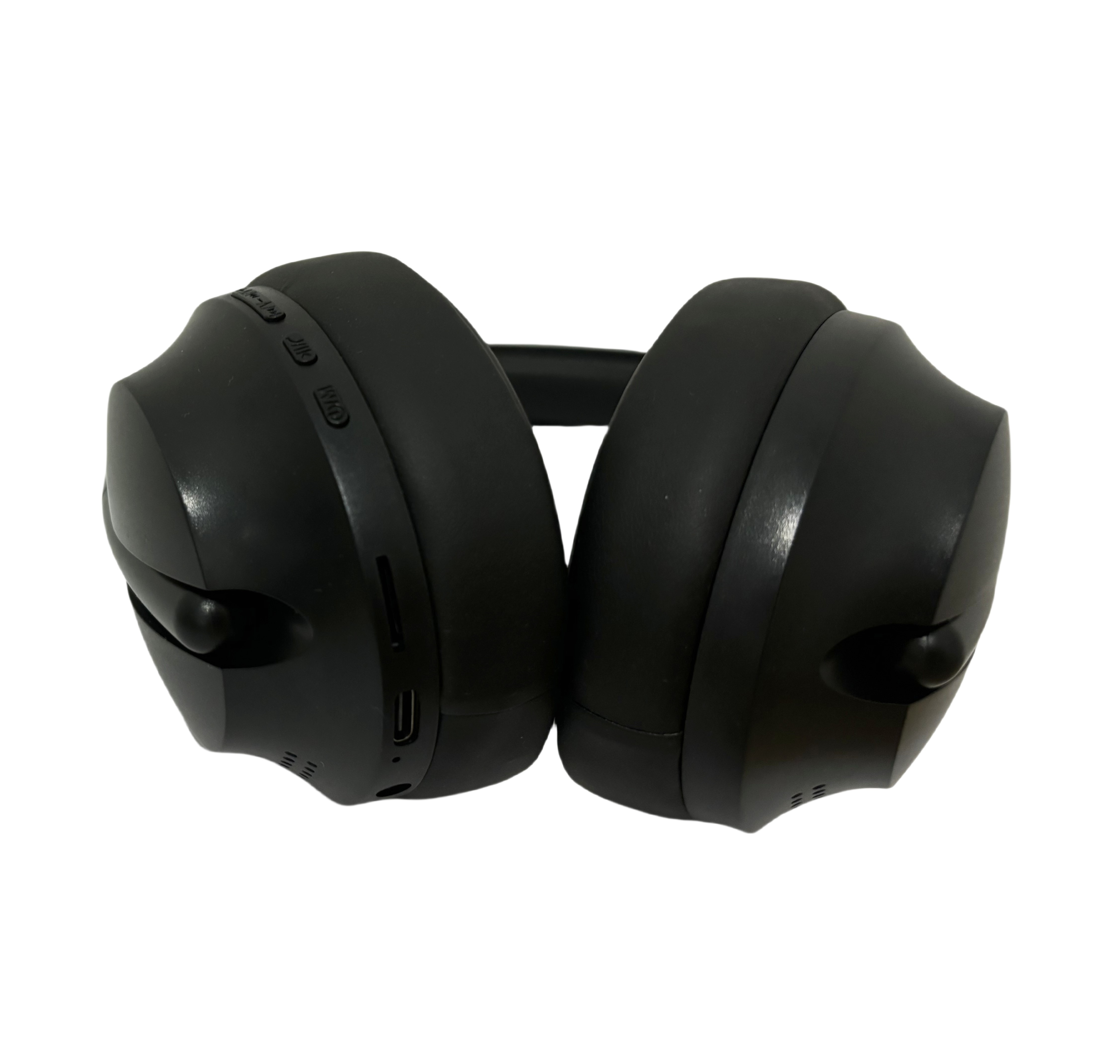 Auriculares negros con botones y puerto USB, sobre fondo blanco.
