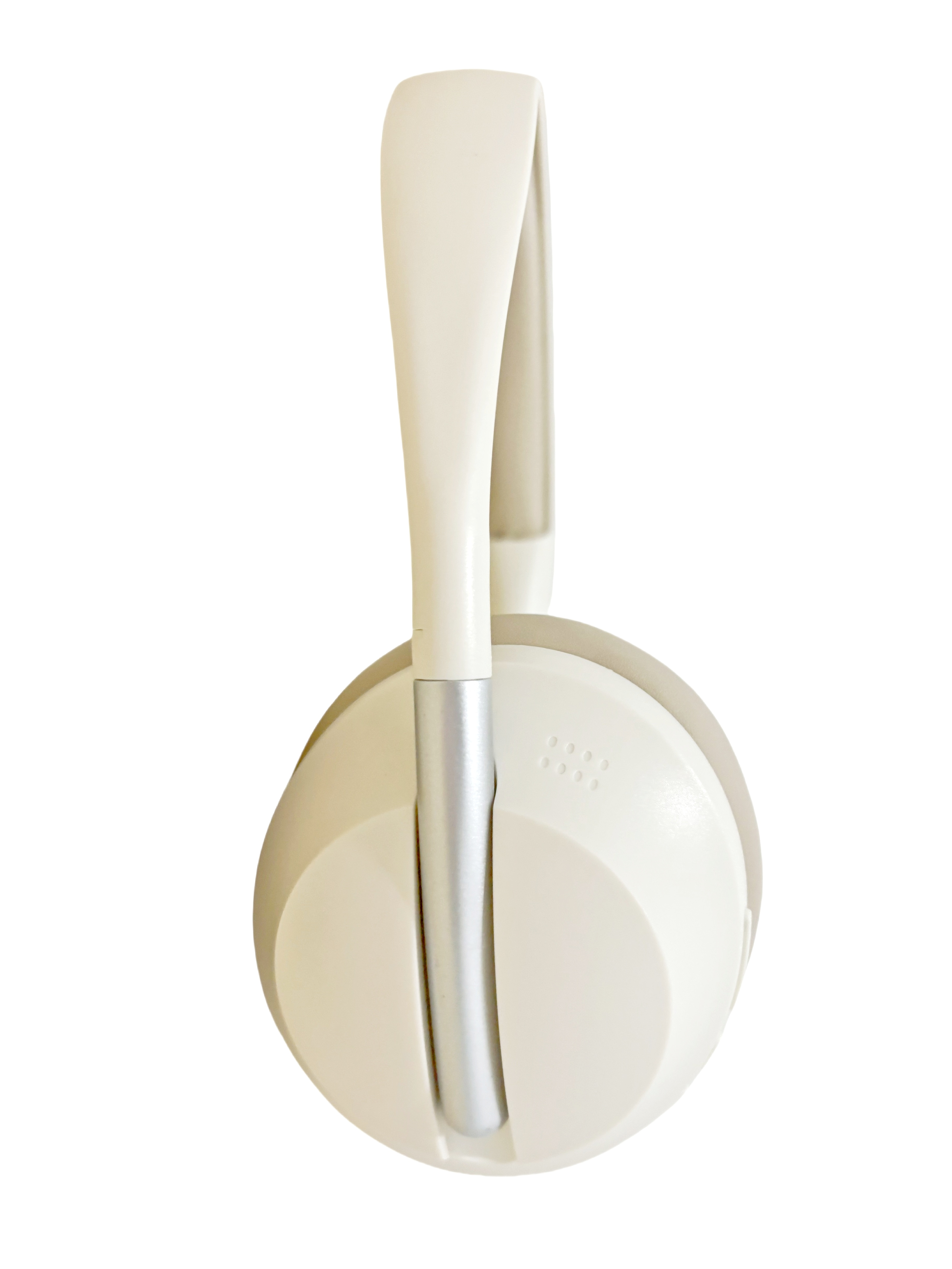 Auriculares blancos con un acento plateado. Fondo blanco.