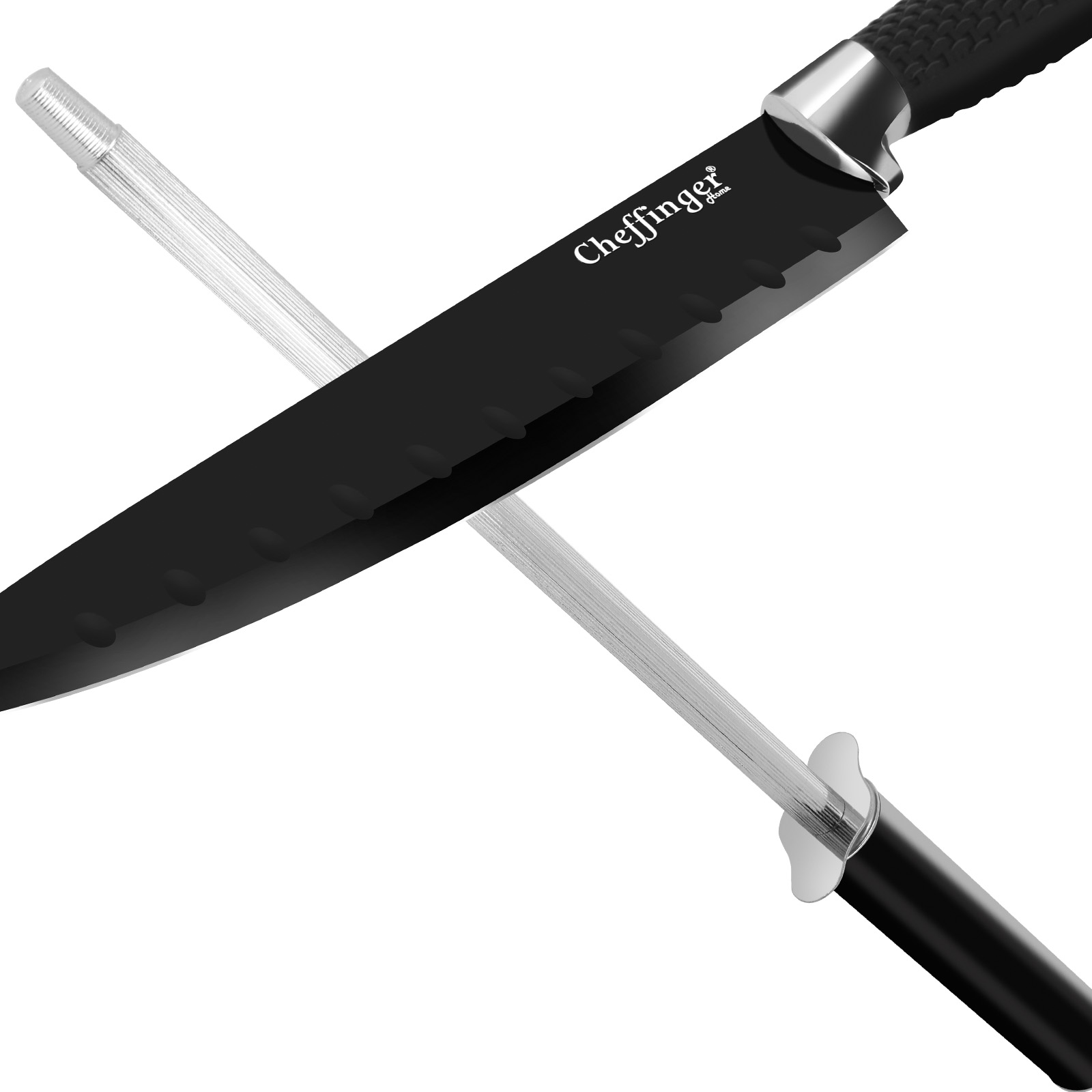 Ein schwarzes Kochmesser mit gezahnter Klinge und ein Schärfstab. Das Messer liegt auf weißem Grund.