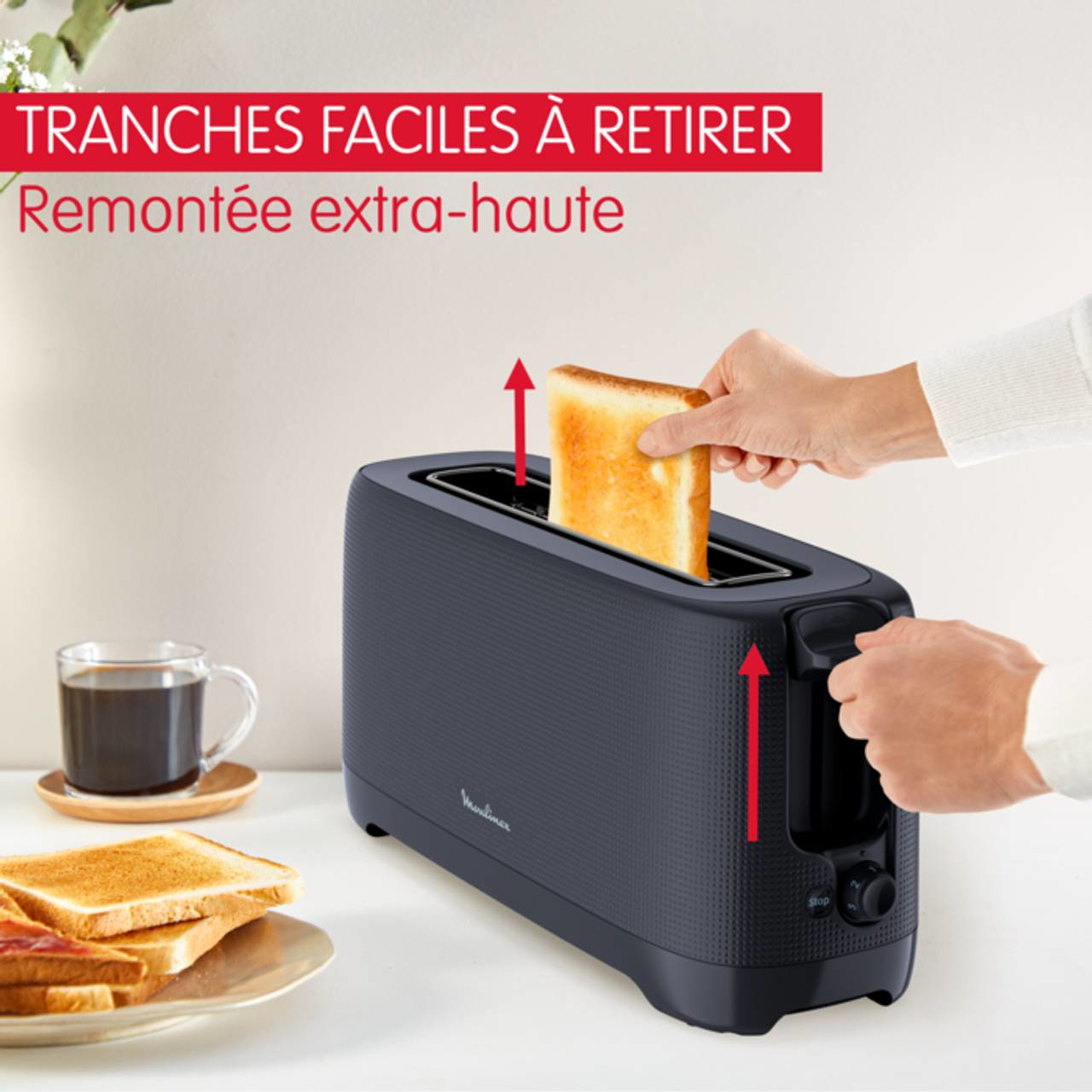 Persoon haalt toast uit zwarte broodrooster. Wit oppervlak, tekst overlay.