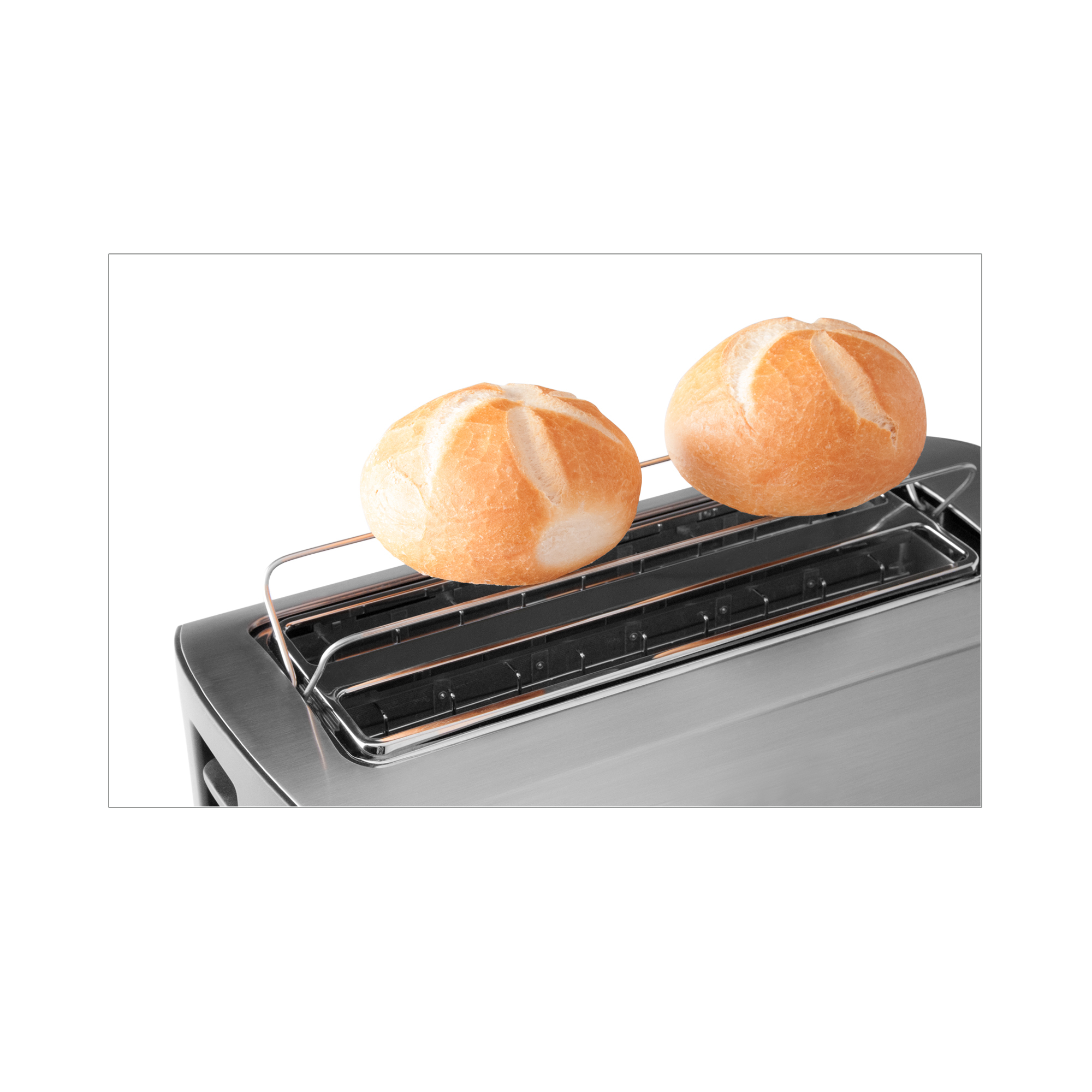 Zwei getoastete Brötchen in einem silbernen Toaster, vor weißem Hintergrund.