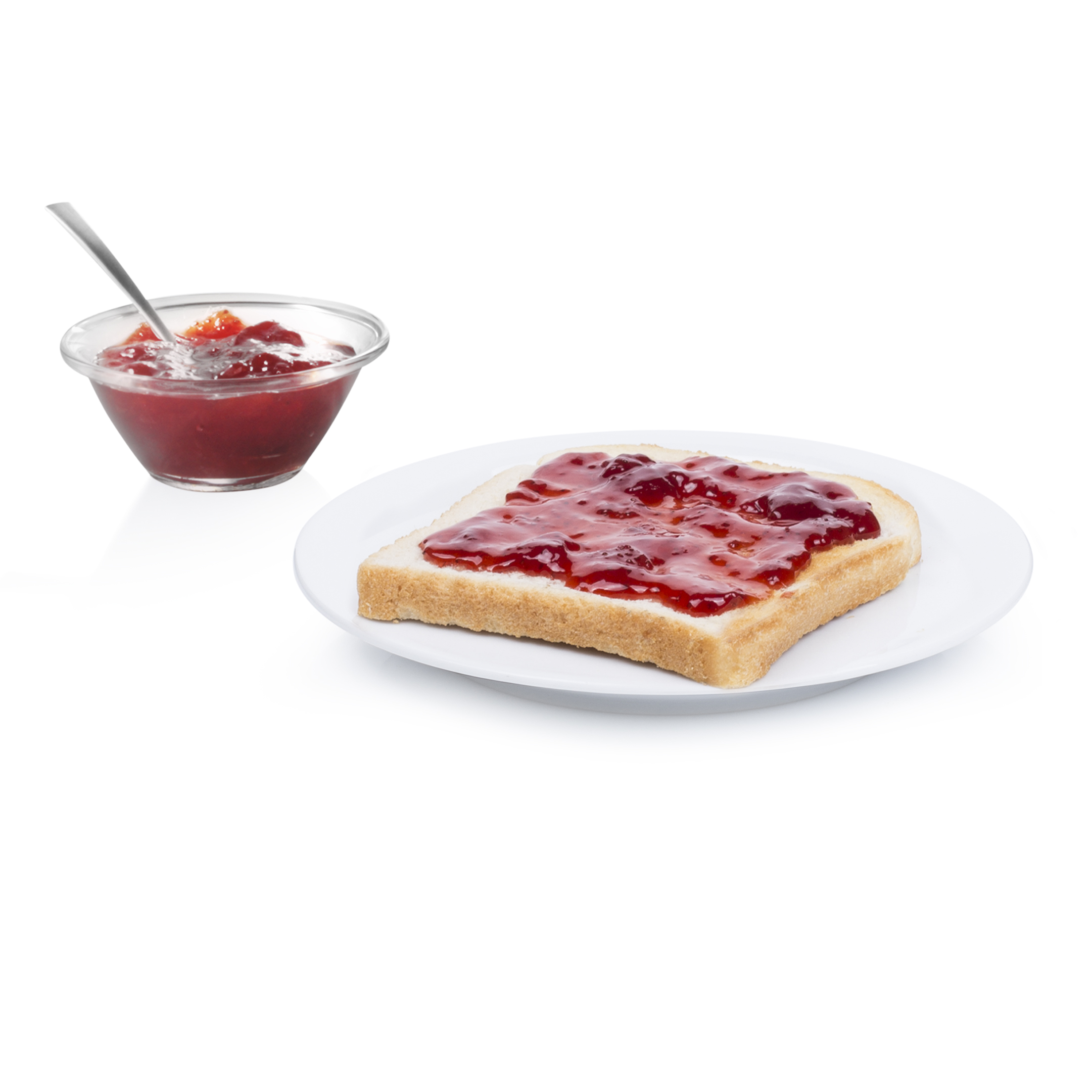 Una rebanada de tostada con mermelada en un plato blanco y un cuenco pequeño con mermelada y una cuchara.
