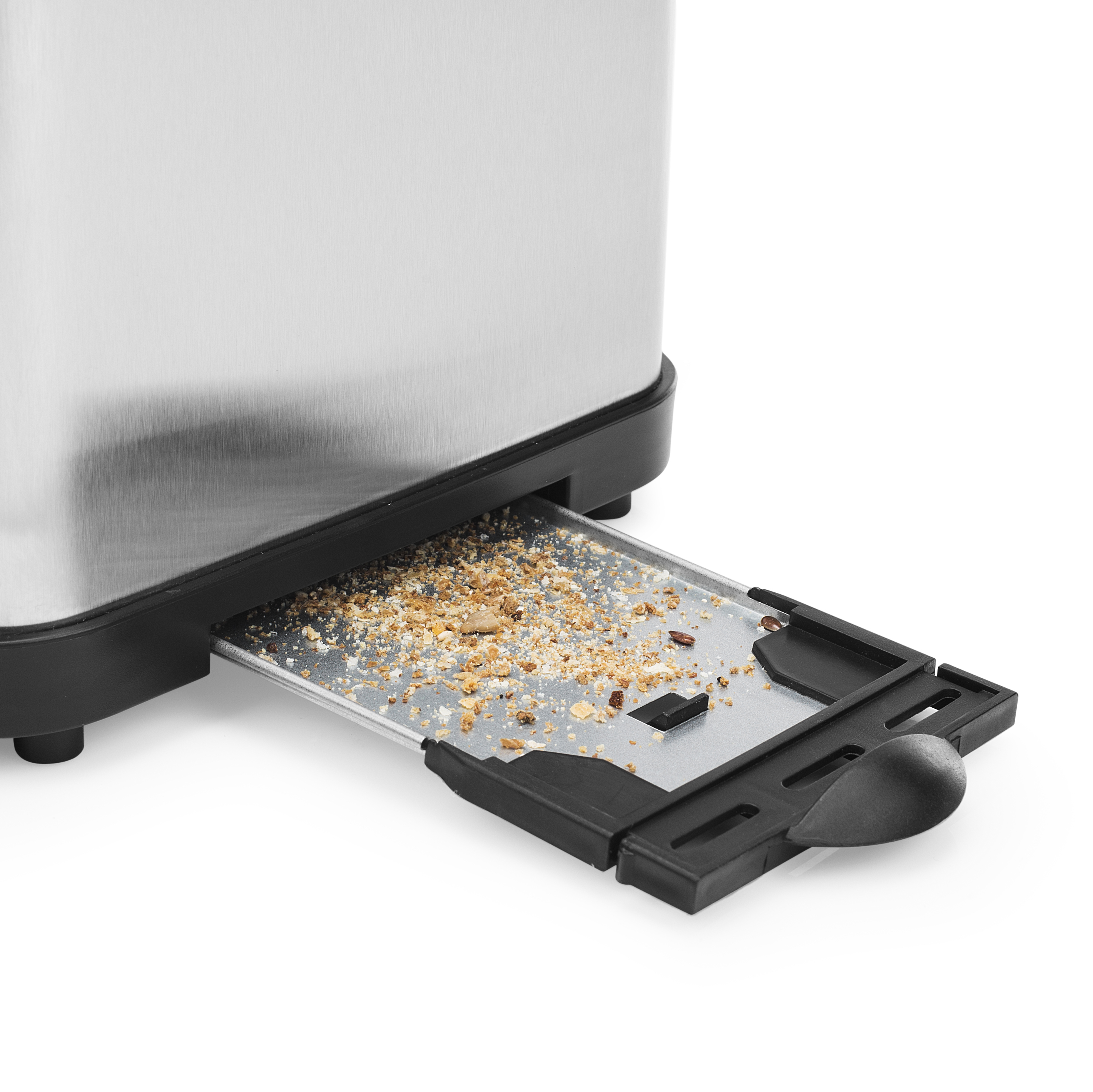 Ein Toaster aus Edelstahl mit teilweise herausgezogener Krümelschublade, die Krümel zeigt.