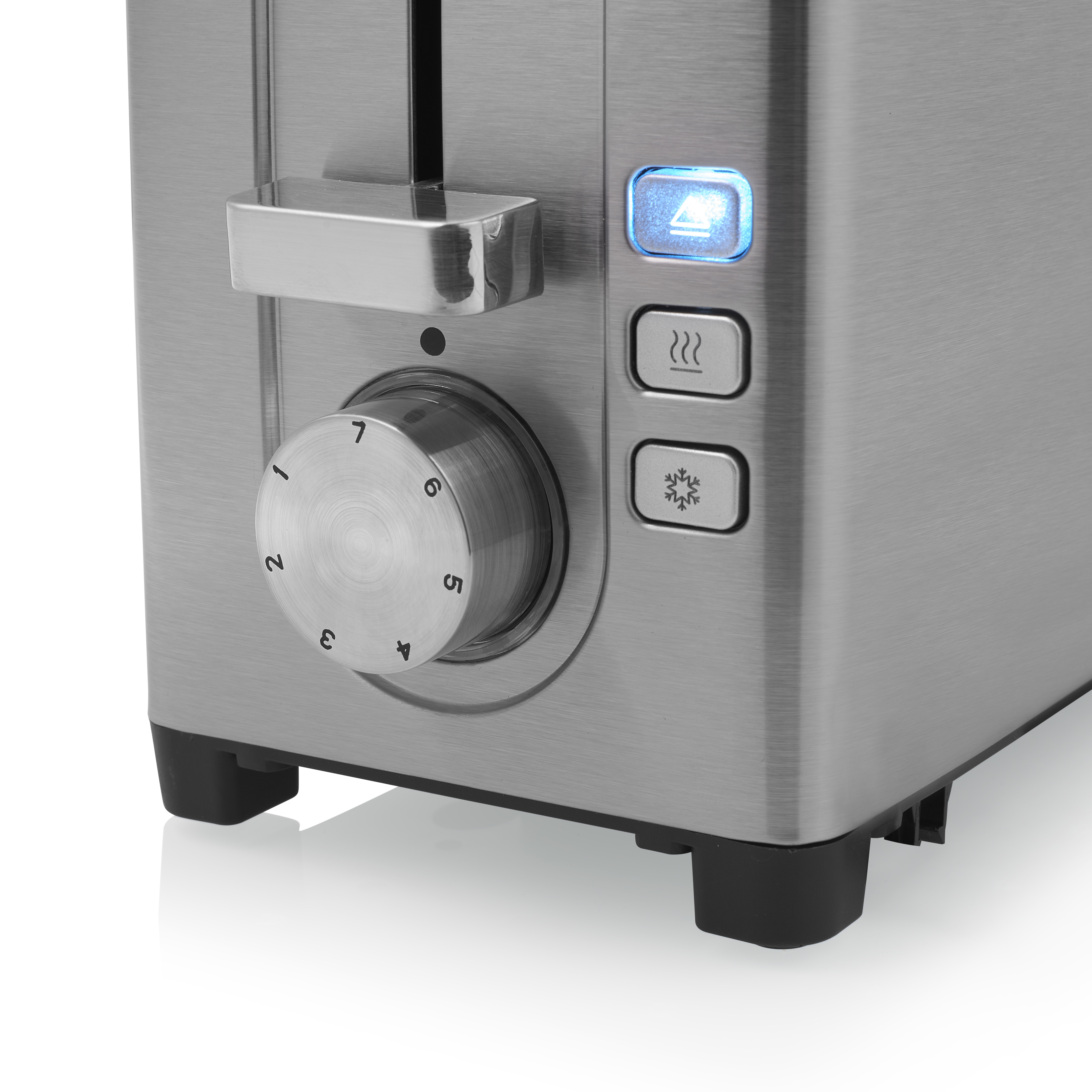 Toster ze stali nierdzewnej z pokrętłem i przyciskami. Niebieskie światło wskazuje działanie.