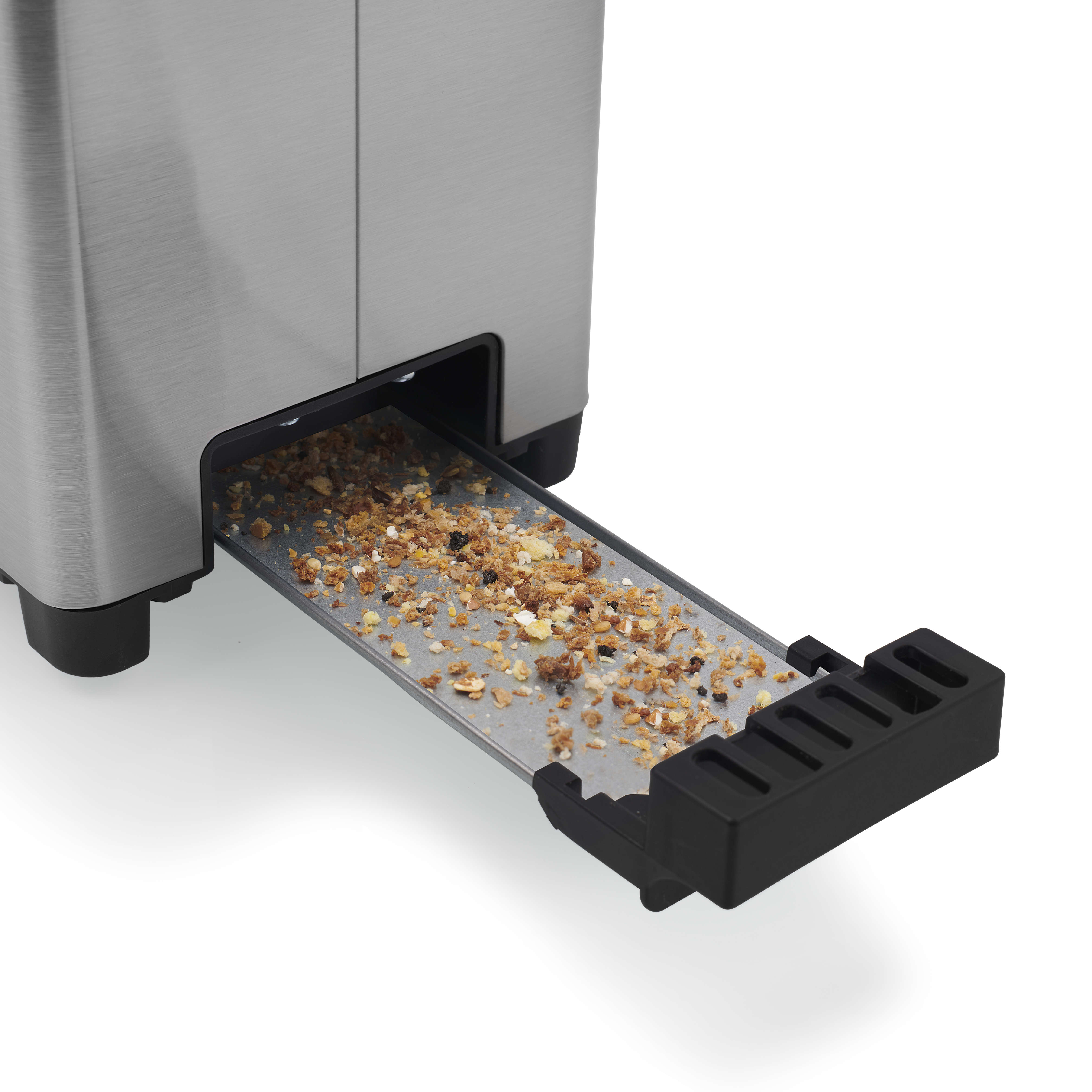 Toster z wysuniętą tacką na okruchy, pokazujący okruchy chleba, na białym tle.