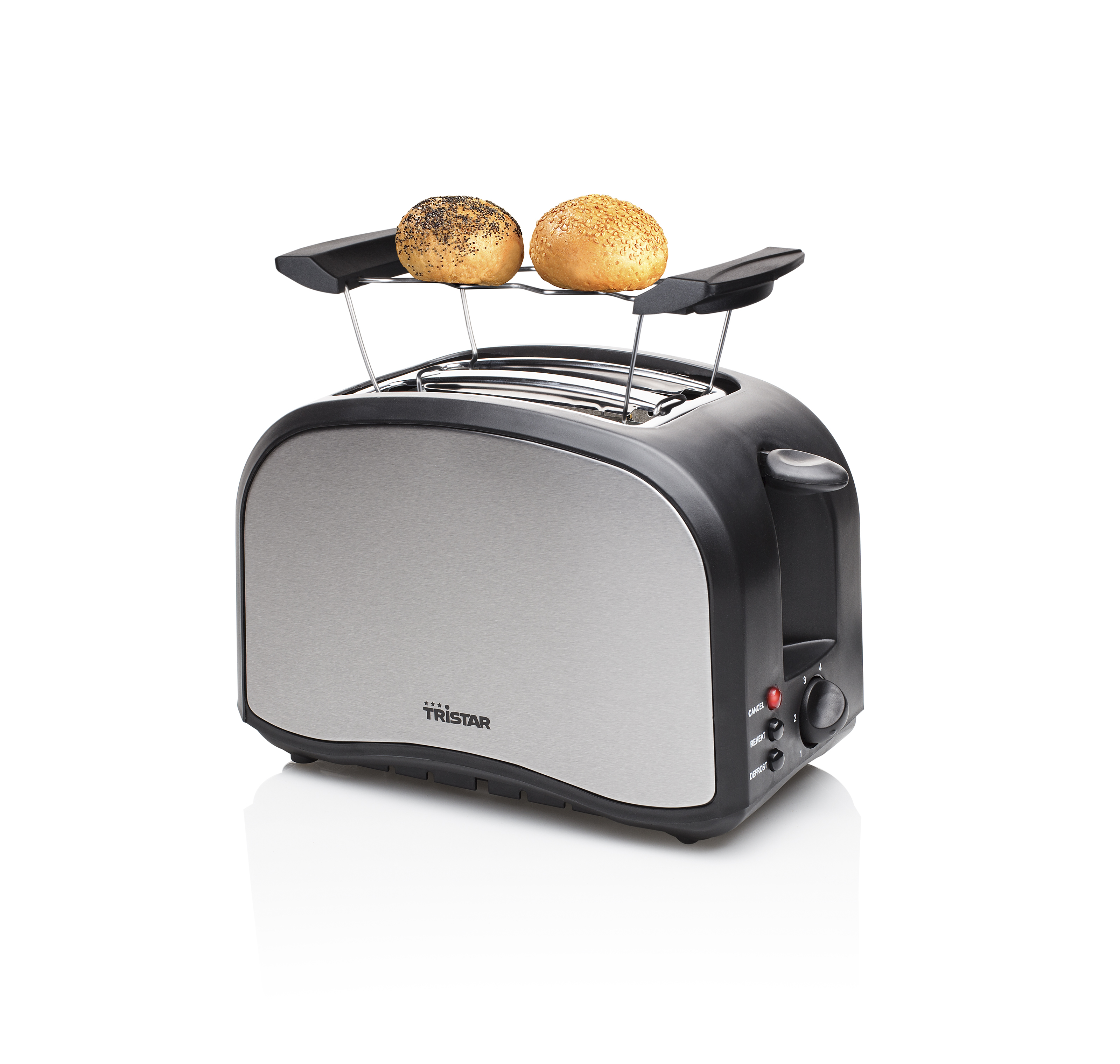 Ein schwarz-silberner Toaster mit zwei Brötchen oben. Es ist auf weißem Hintergrund isoliert.