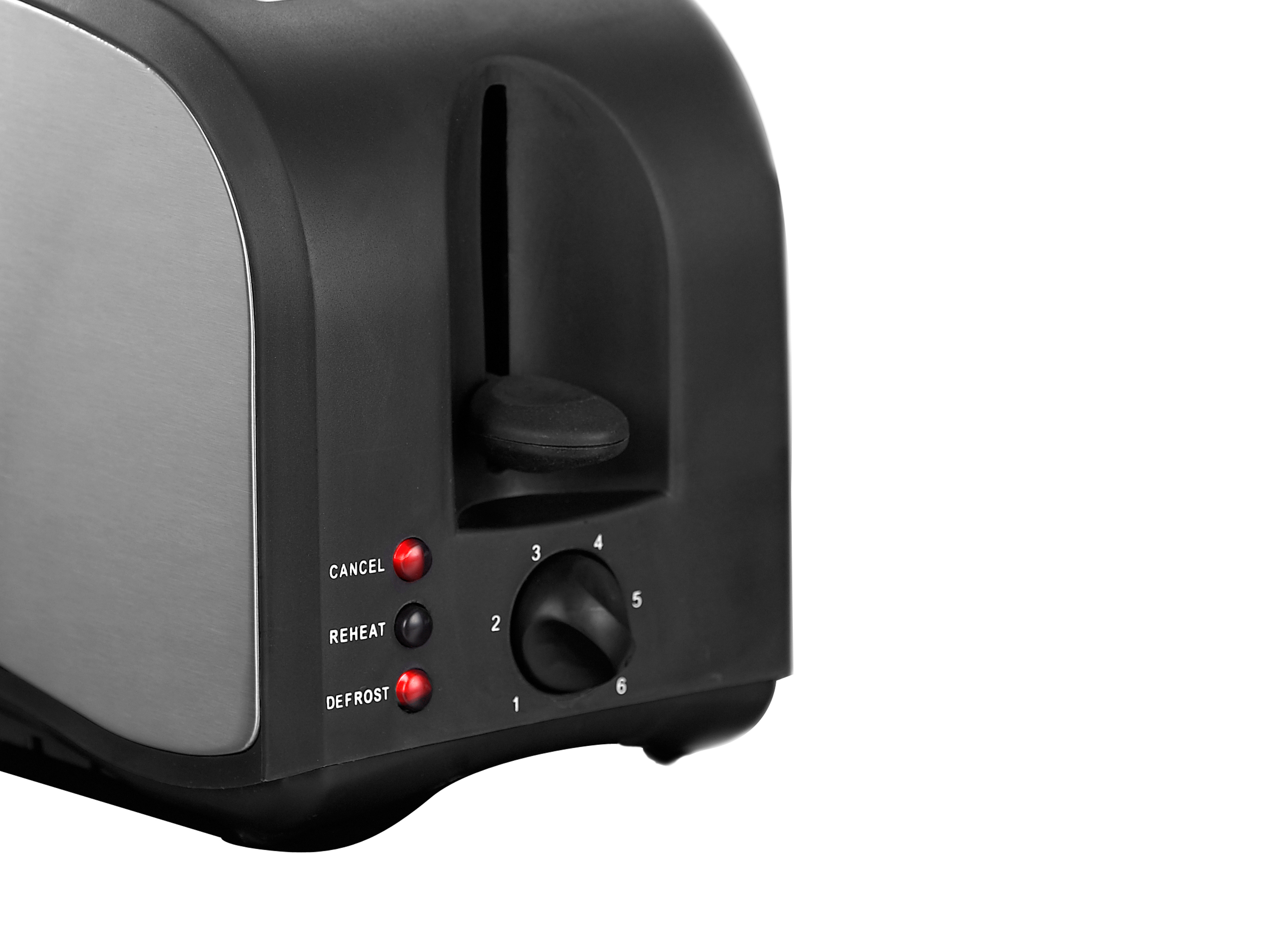 Schwarzer und silberner Toaster mit Drehregler und Knöpfen. Rote Lichter leuchten. Weißer Hintergrund.