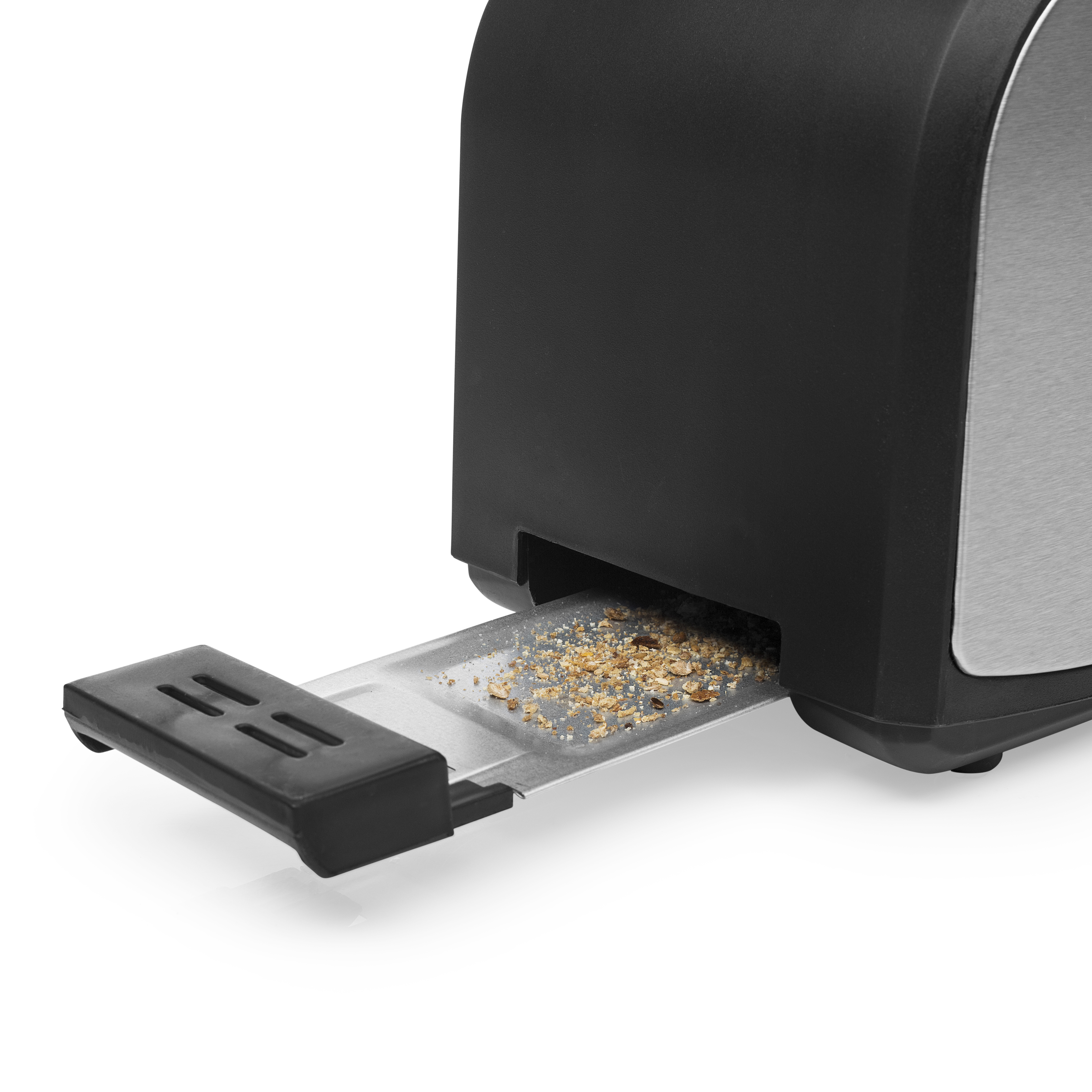 Czarny toster z wysuniętą tacką na okruchy. Pokazuje okruchy chleba, wskazując na użycie.