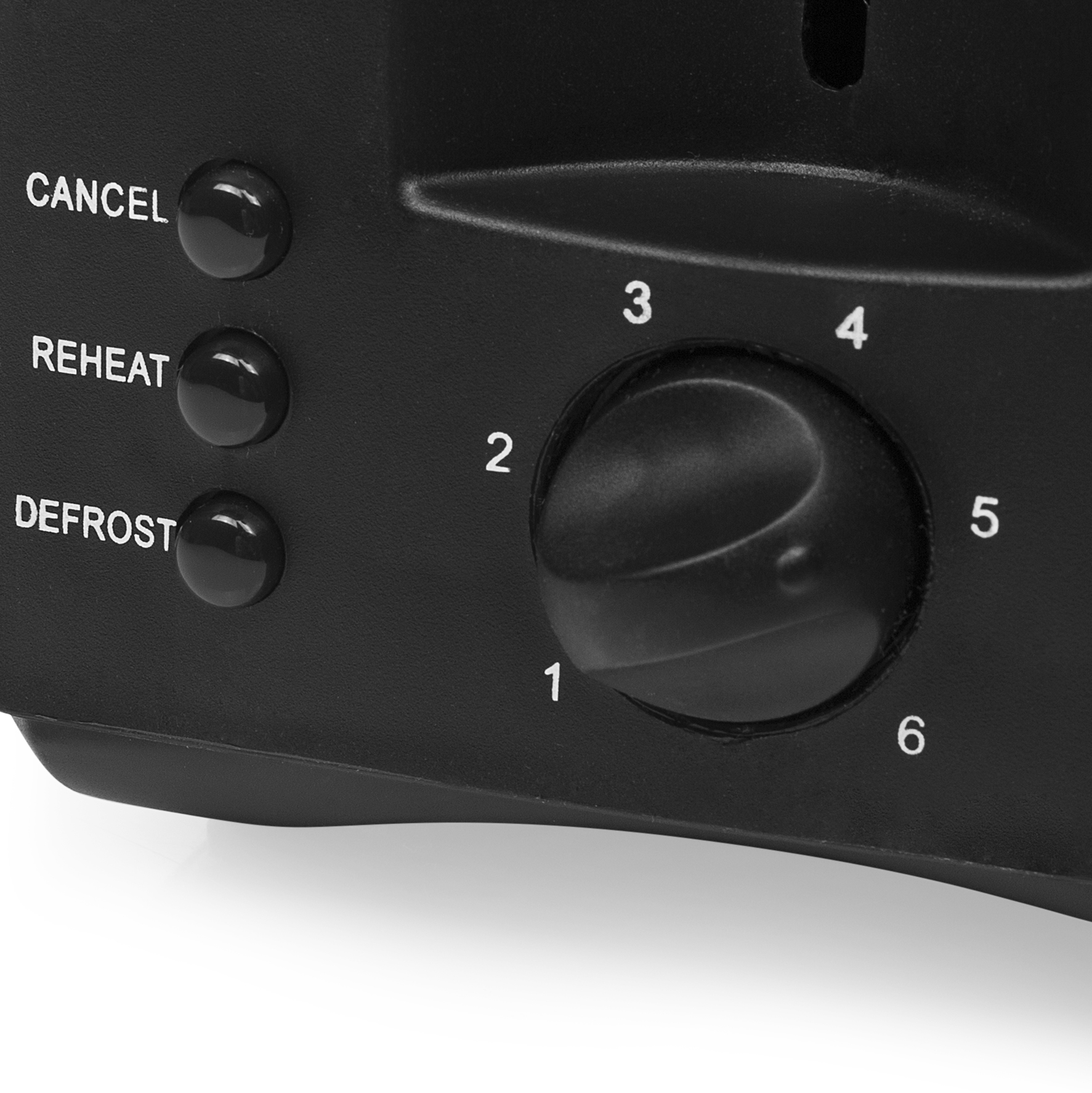 Zbliżenie czarnego tostera z przyciskami i pokrętłem do ustawień tostowania.