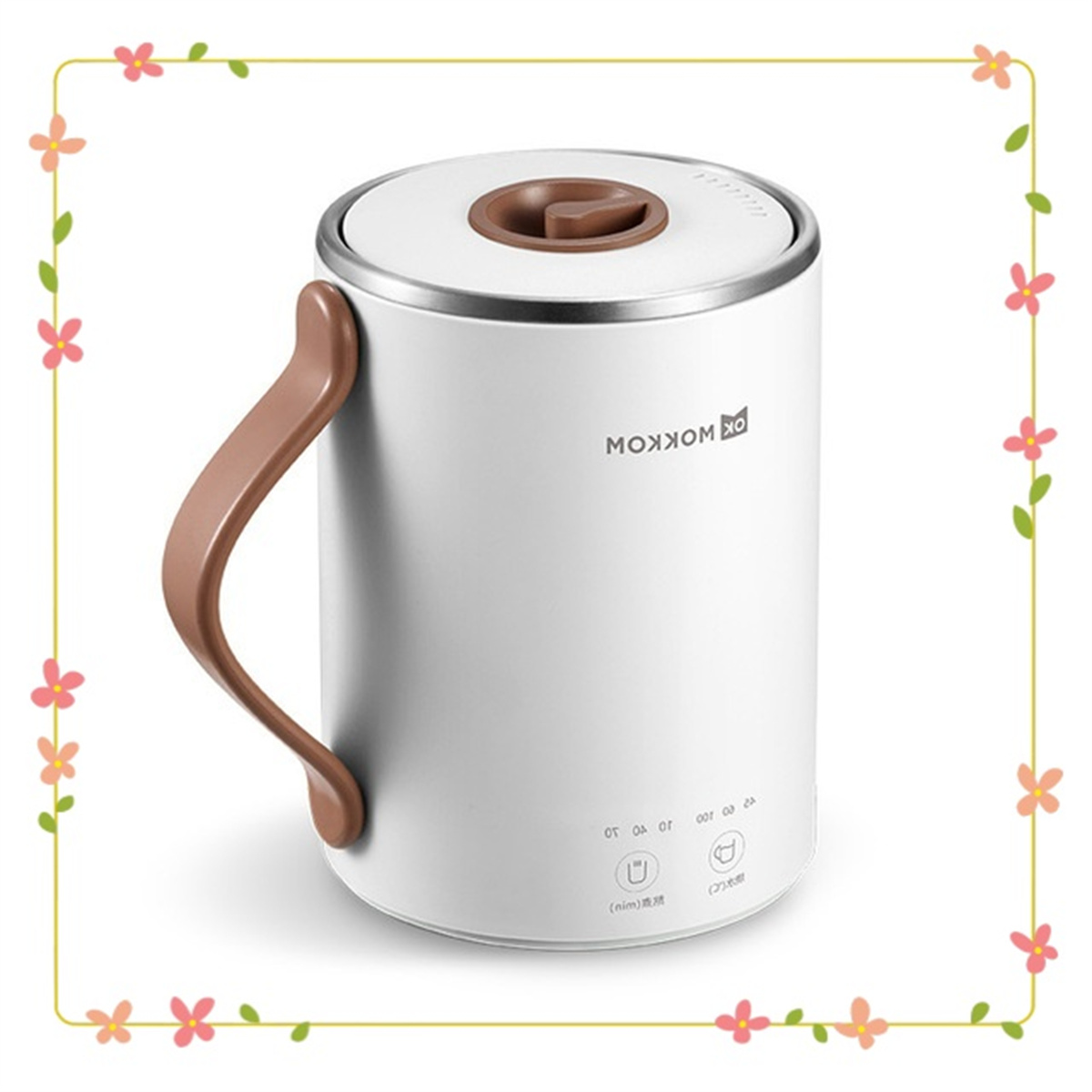 Weißer Wasserkocher mit braunem Griff und Deckel. MOKKOM-Logo. Blumen im Hintergrund.