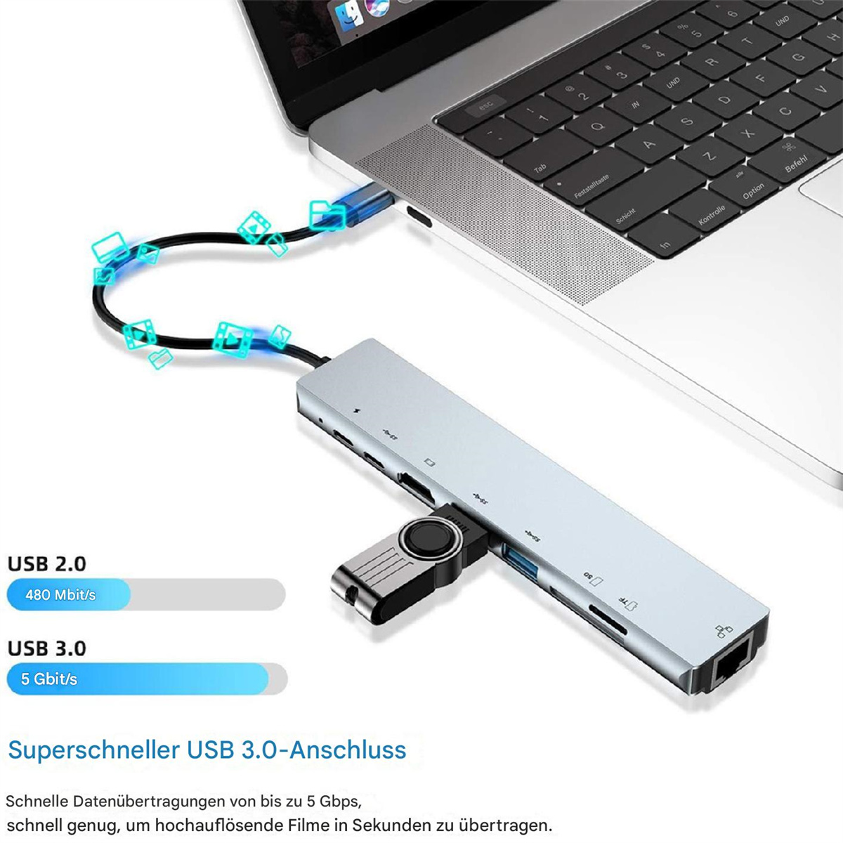 Ein silberner USB-Hub mit USB-Stick, der an einen Laptop angeschlossen ist. Info zu Ports.