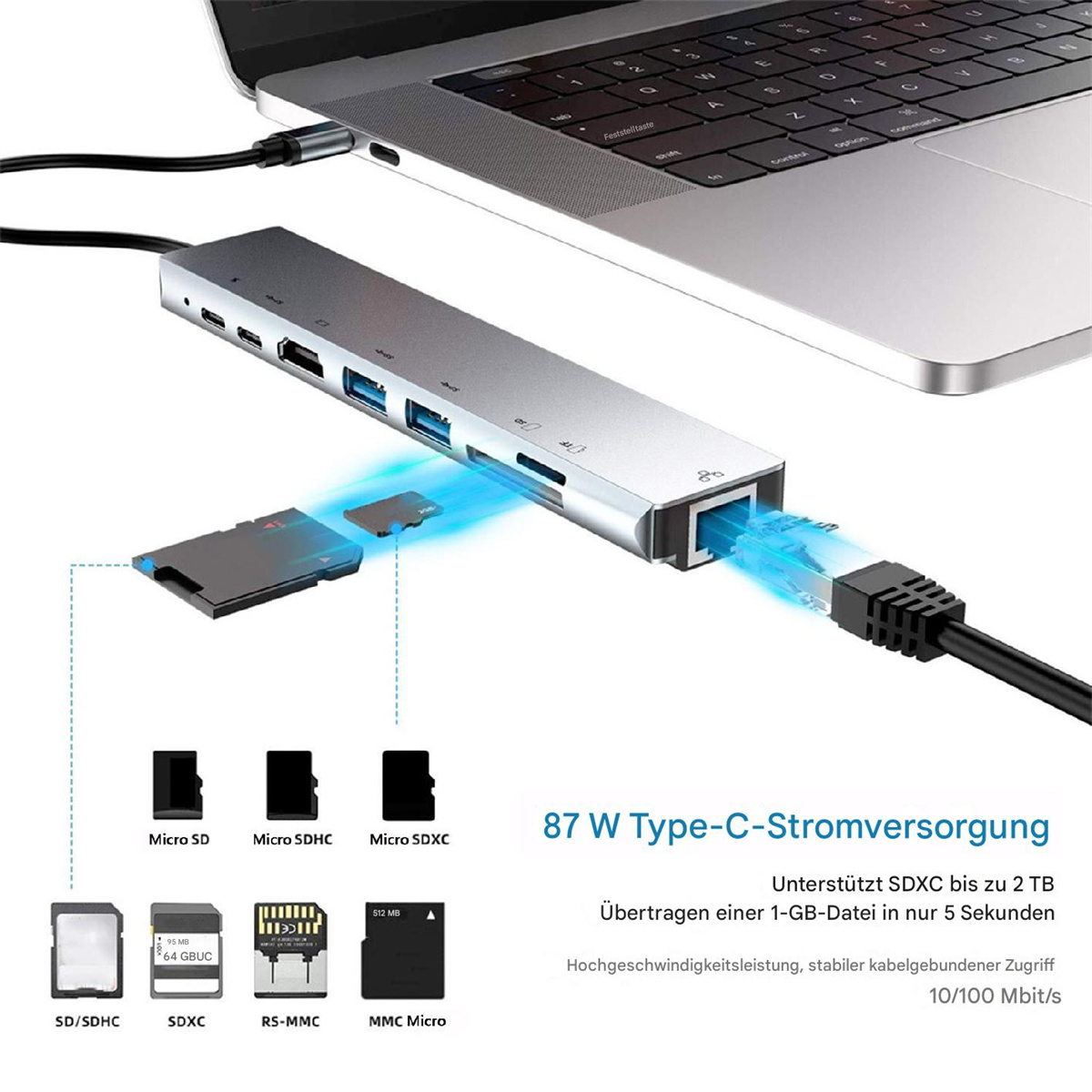 Silberner USB-Hub, an einen Laptop angeschlossen. Verschiedene Anschlüsse und Kartensteckplätze sind sichtbar. SD-Karten gezeigt.