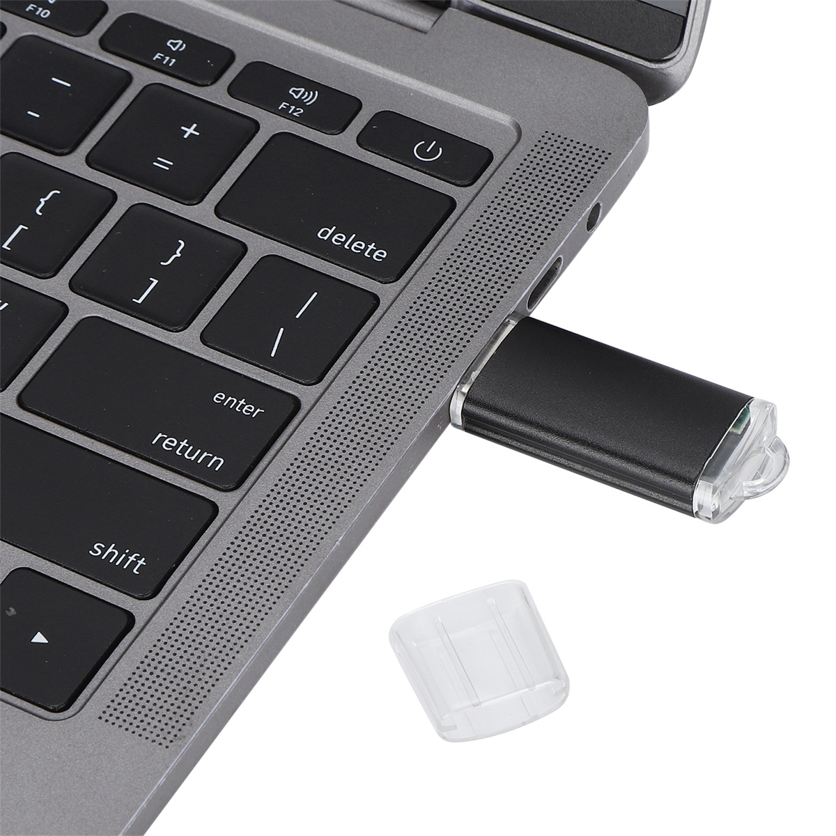 Ein Laptop mit eingestecktem USB-Laufwerk und einer abgenommenen Laufwerksabdeckung.