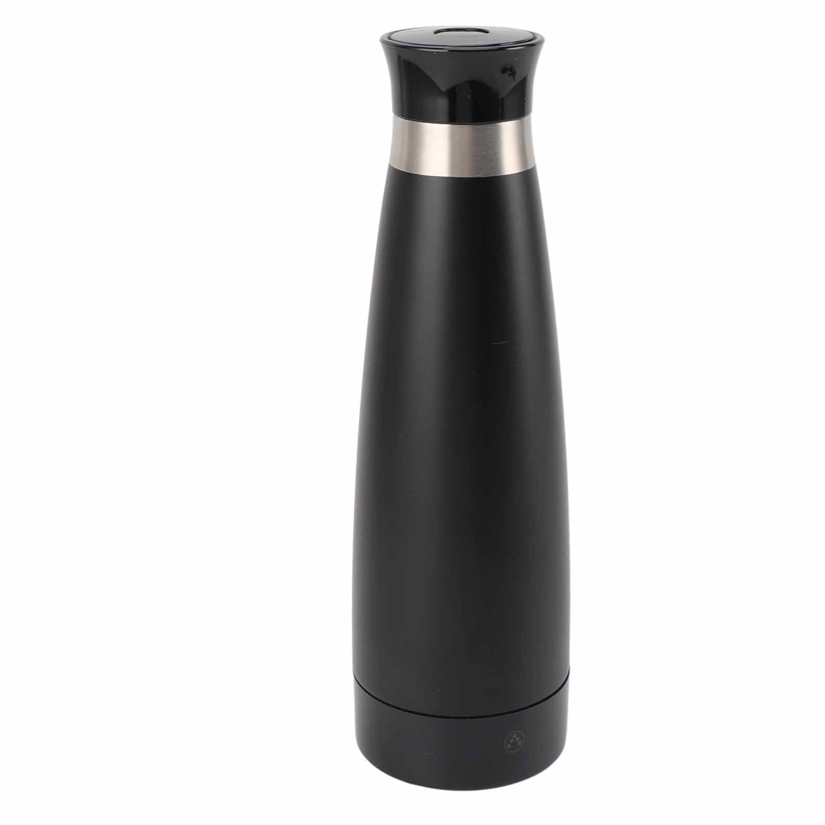 Eine schwarze, isolierte Wasserflasche mit einem silbernen Band am oberen Rand. Der Deckel ist schwarz.