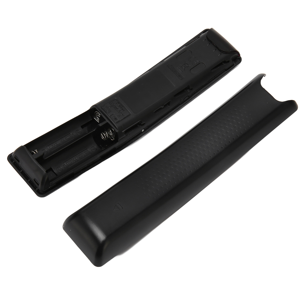 Eine offene schwarze Fernbedienung mit Batterien und abgenommener Batterieabdeckung.