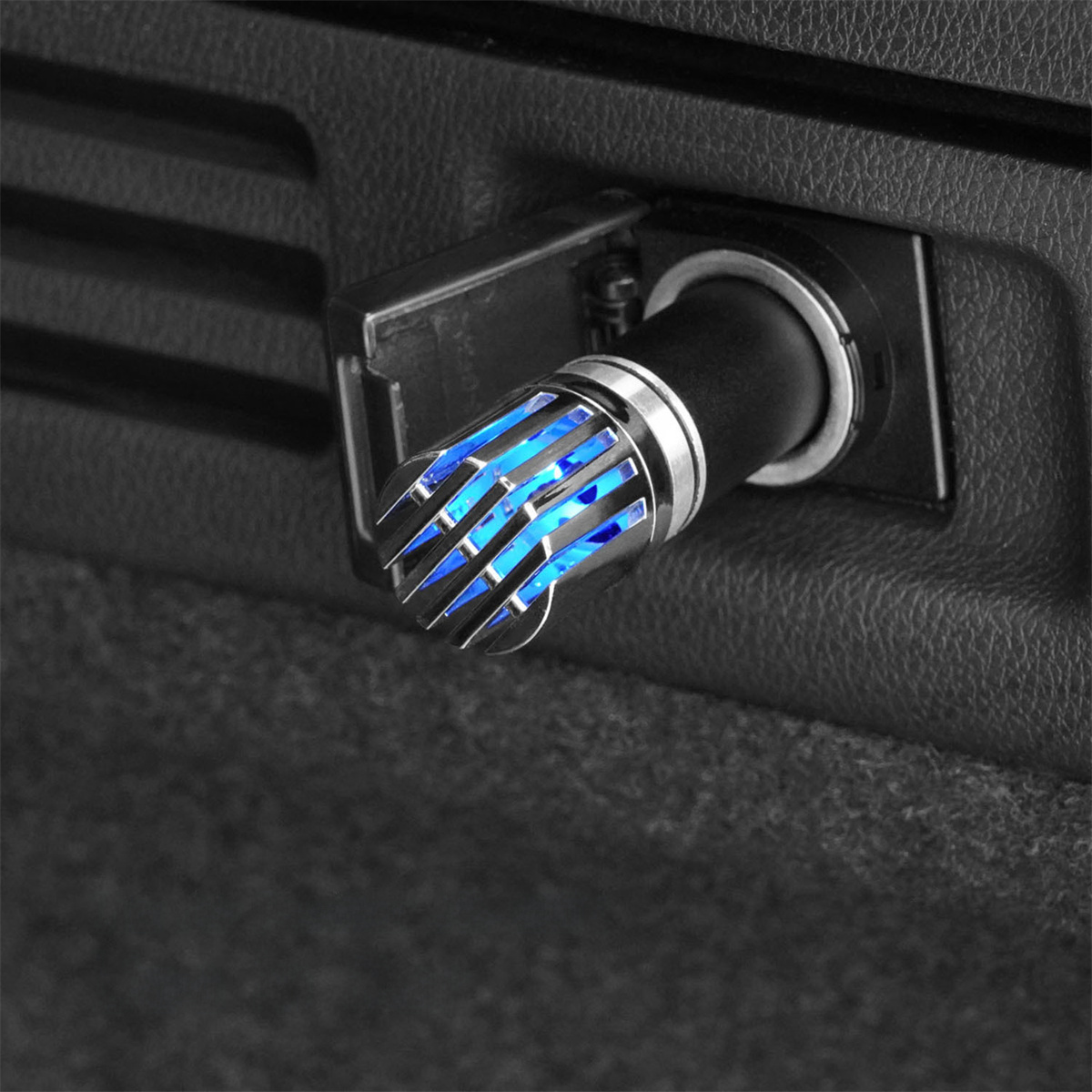 Auto-Lufterfrischer, der an die Steckdose eines Autos angeschlossen ist, mit blauem Design.