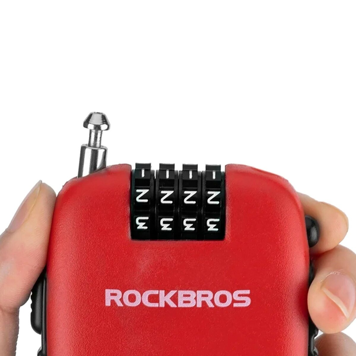 Hand hält ein rotes Zahlenschloss mit vier Ziffern. Die Marke ROCKBROS ist sichtbar.