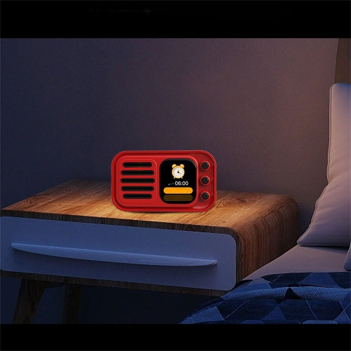 Roter Retro-Wecker auf einem Nachttisch. Die Uhrzeit ist 06:00. Dunkler Hintergrund.