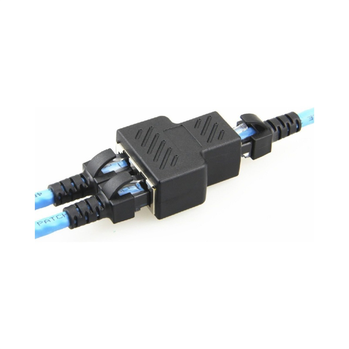 Zwei blaue Netzwerkkabel, verbunden durch einen schwarzen Adapter, bilden eine Y-Form. Weißer Hintergrund.