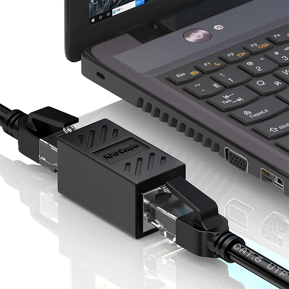 Ein schwarzer Netzwerkanschluss, der in einen Laptop eingesteckt ist. Eine weiße Oberfläche spiegelt die Einrichtung wider.