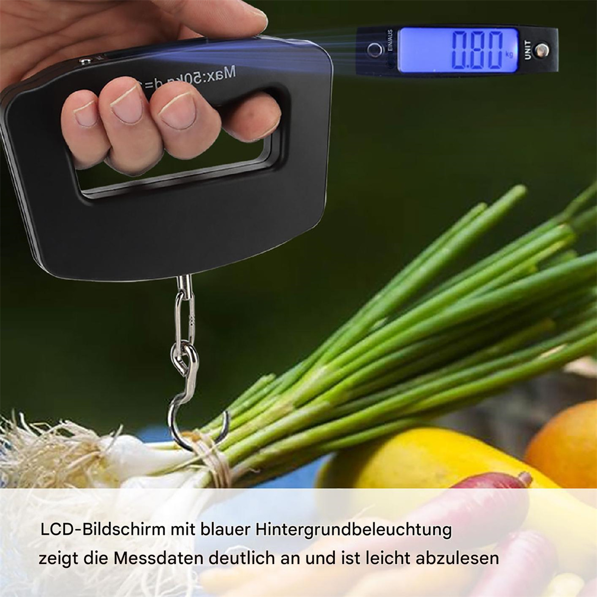 Hand hält eine schwarze Waage mit Frühlingszwiebeln und Zitronen.