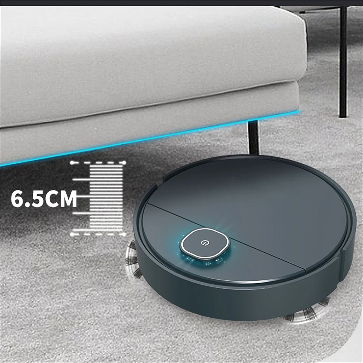 Ein runder, schwarzer Roboter-Staubsauger auf einem Teppich. Zeigt 6,5 cm Abstand zu einem Sofa.